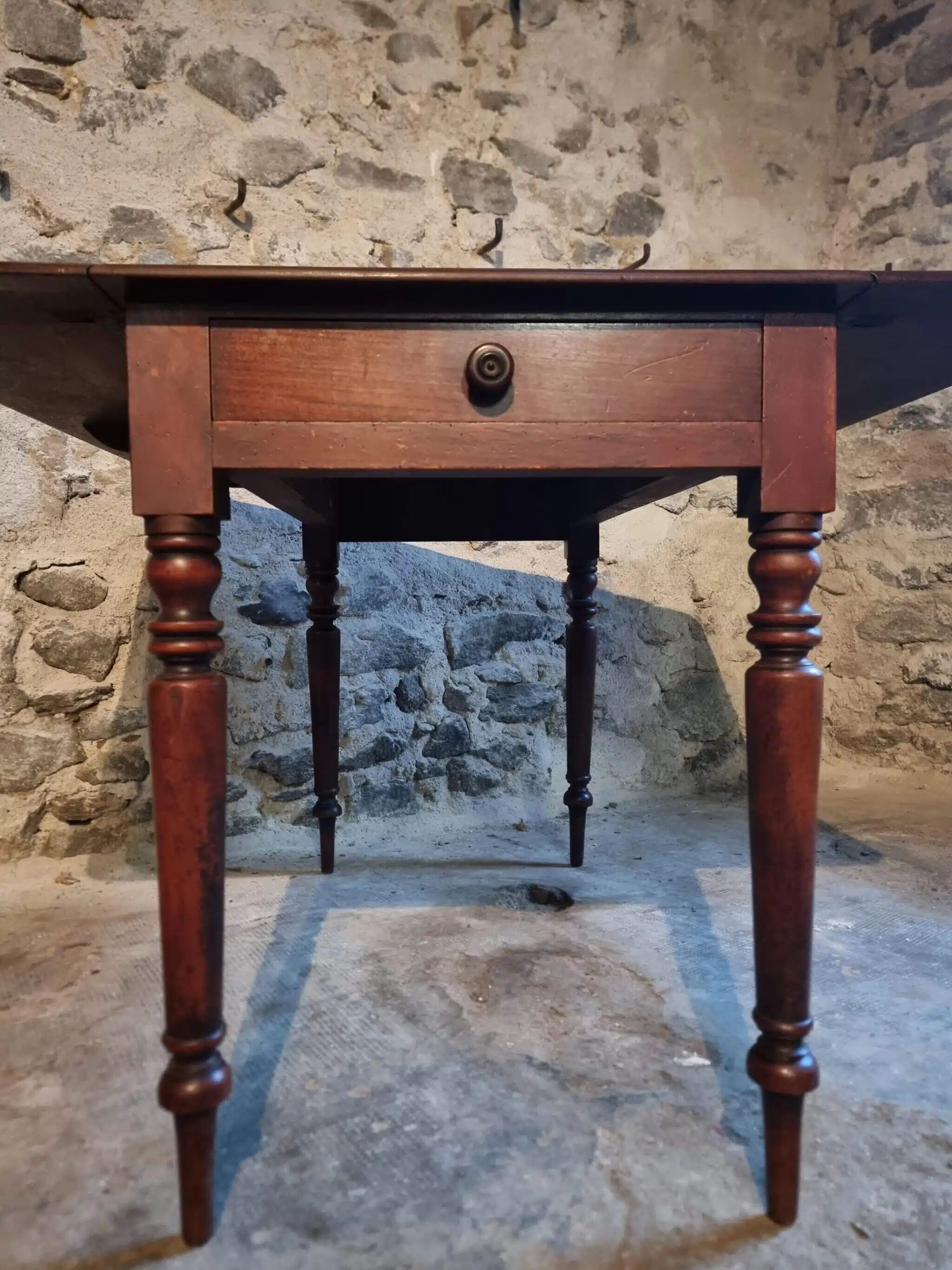 Antique English drop-leaf table in mahogany, late 19th century.