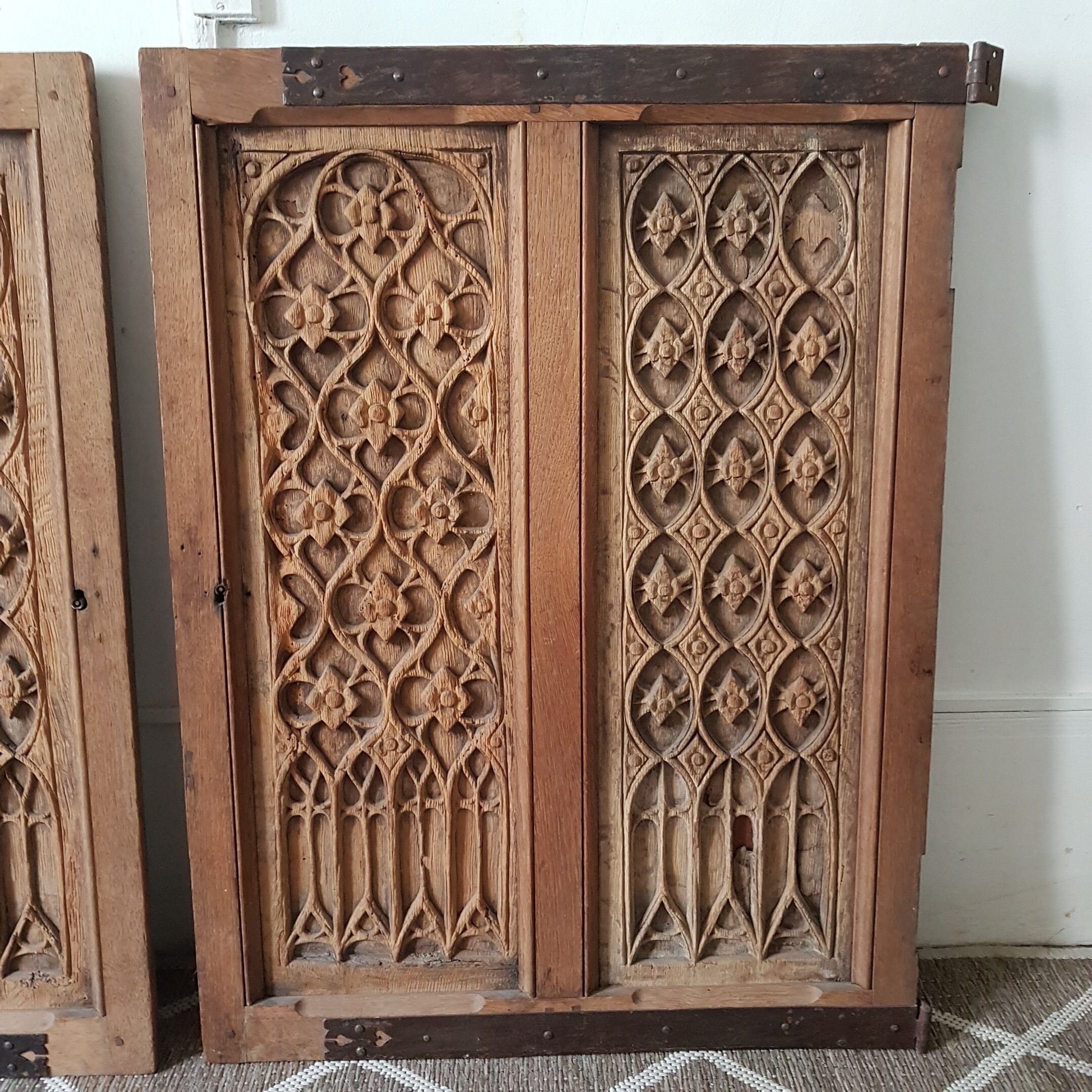 Paire de portes anciennes sculptées