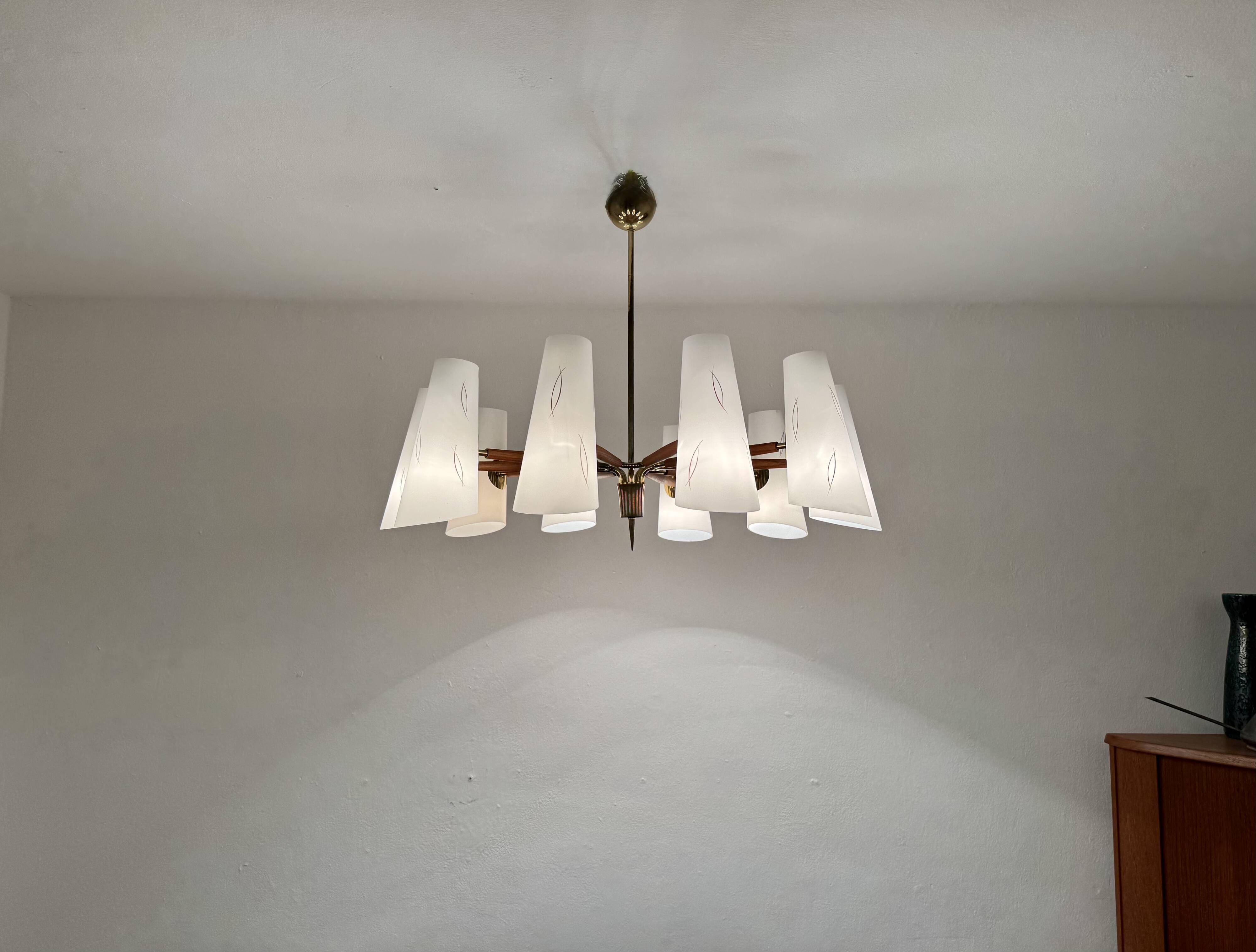Grand lustre en laiton autrichien de style mid-century moderne par Rupert Nikoll