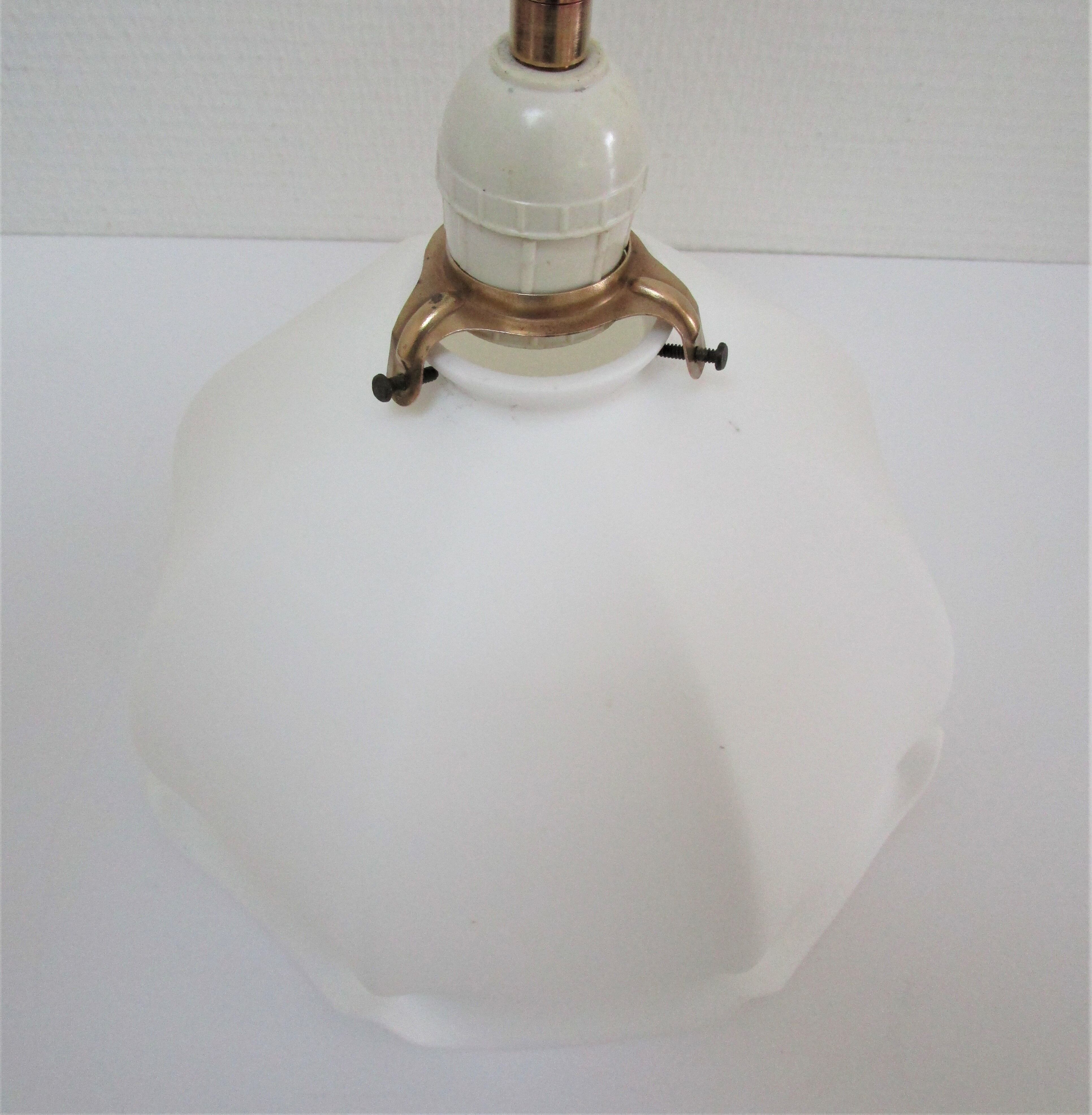 Suspension opaline flower and vintage brass