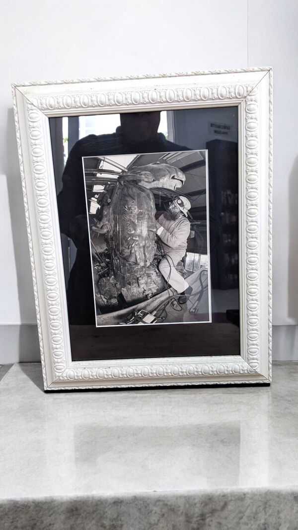 Photo noir blanc cesar baldaccini travaillant sur le centaure encadré