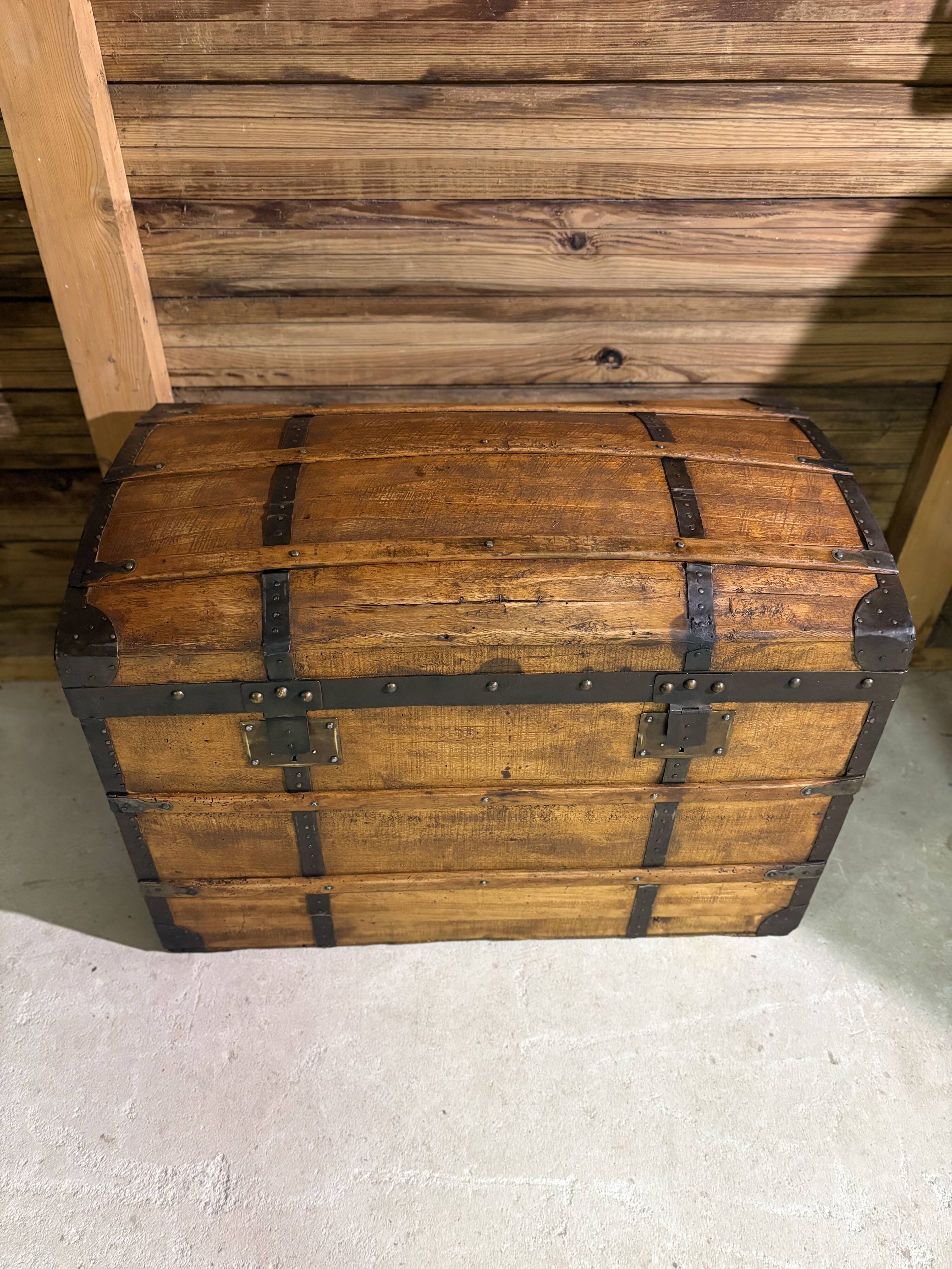 Grande malle de voyage bombée ancienne – restaurée avec soin
