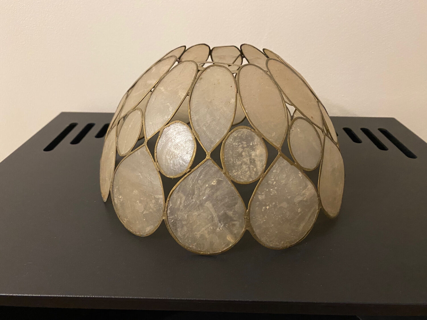 Mother-of-pearl and brass suspension