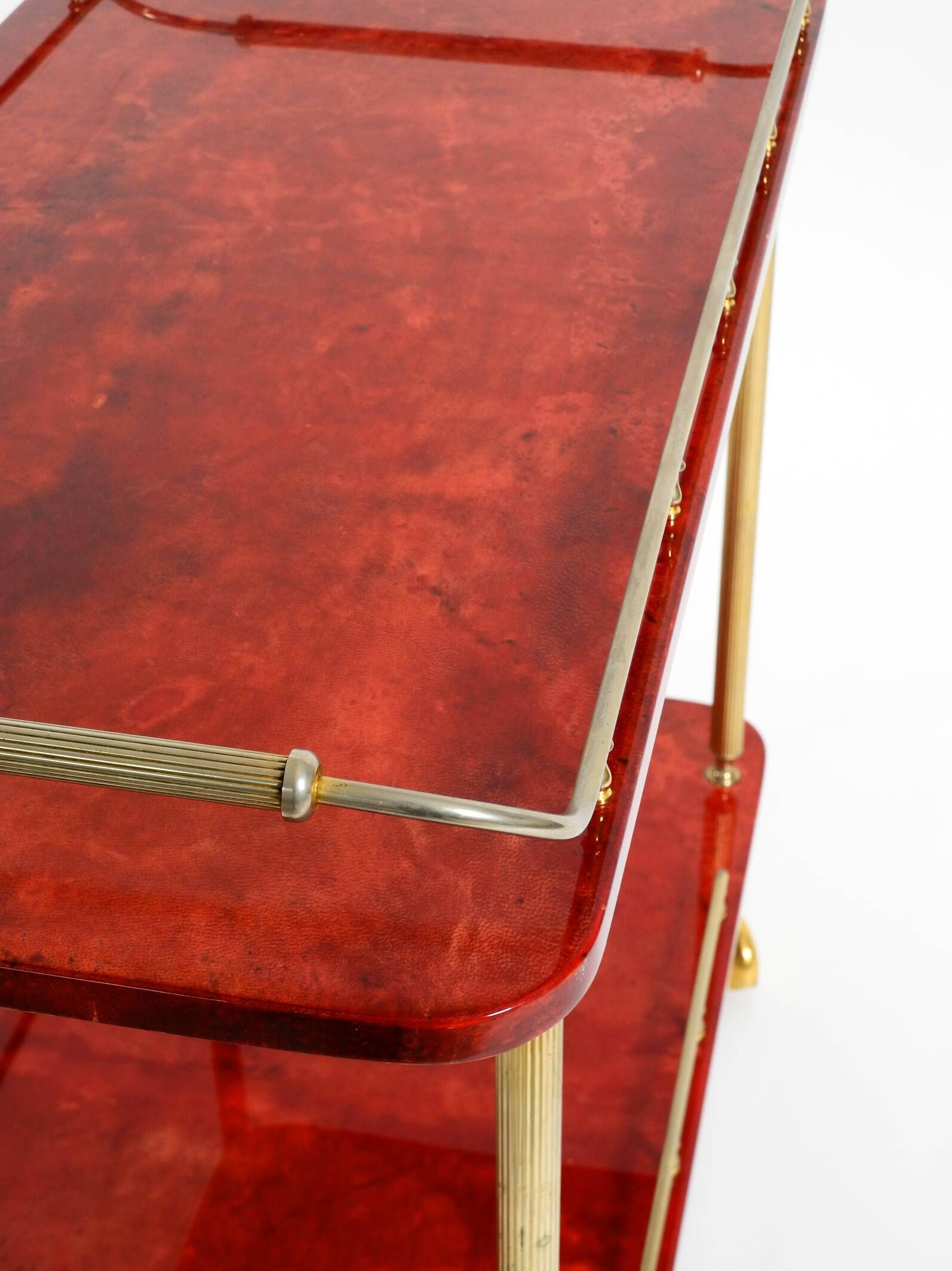 Superbe grand chariot de service en peau de chèvre rouge Aldo Tura des années 1960 | Fabriqué en Italie