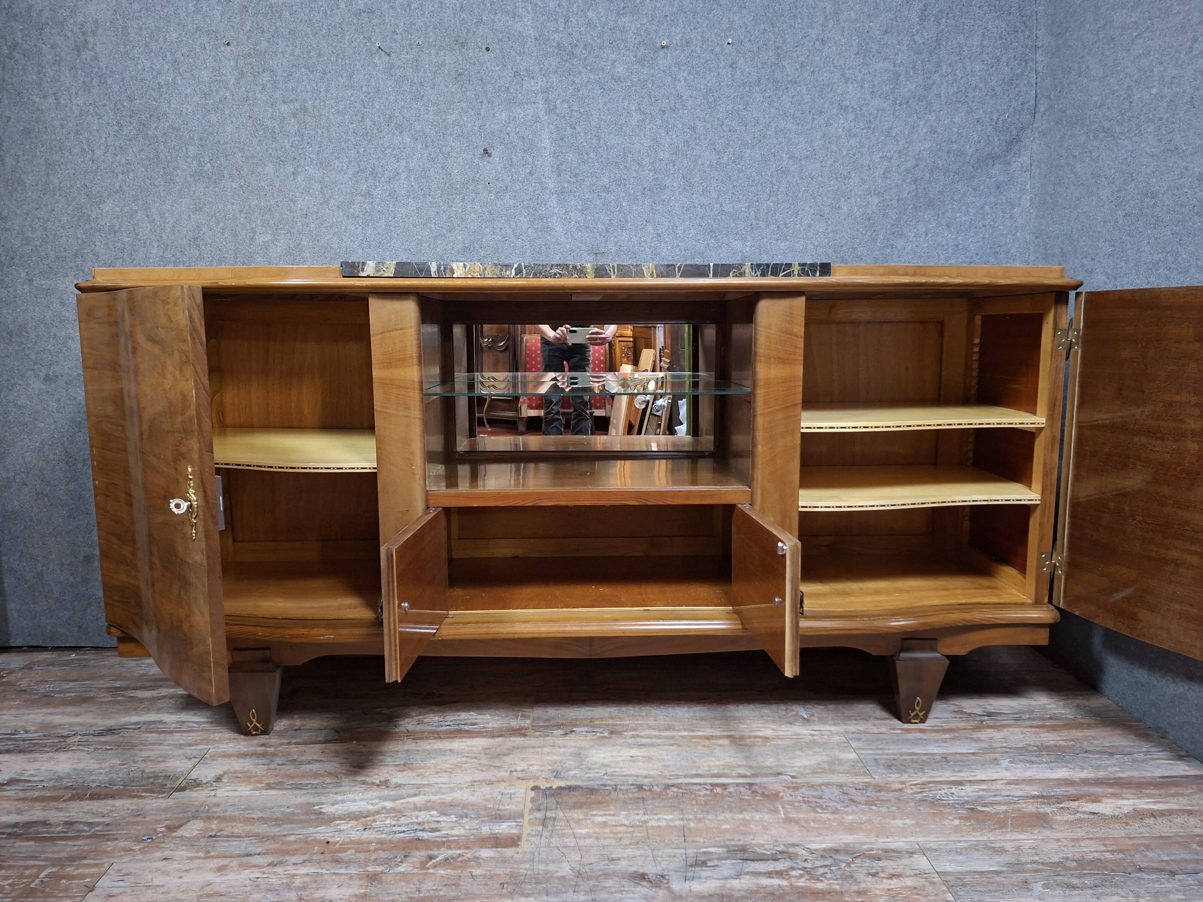 Art Deco buffet in flame walnut veneer, French work from the 1930s.