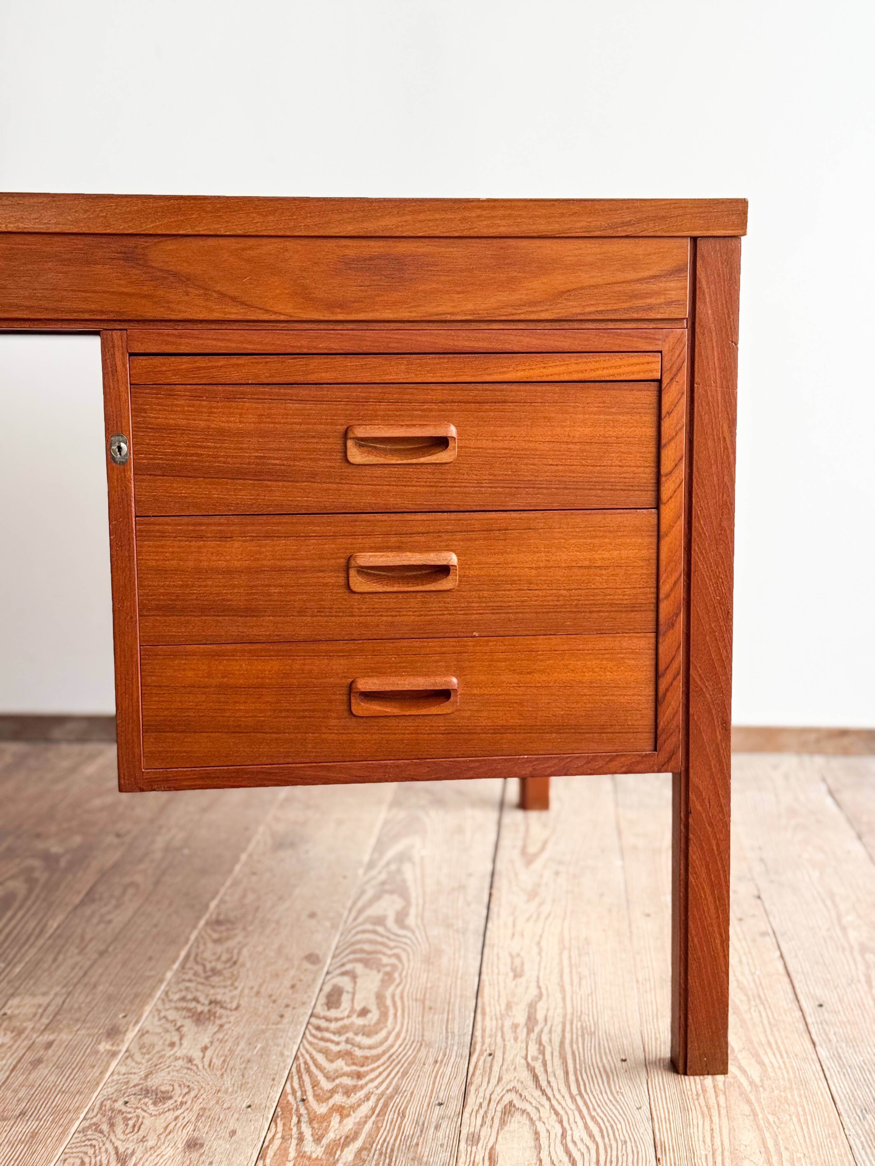 Grand bureau de direction en teck avec cuir, années 60