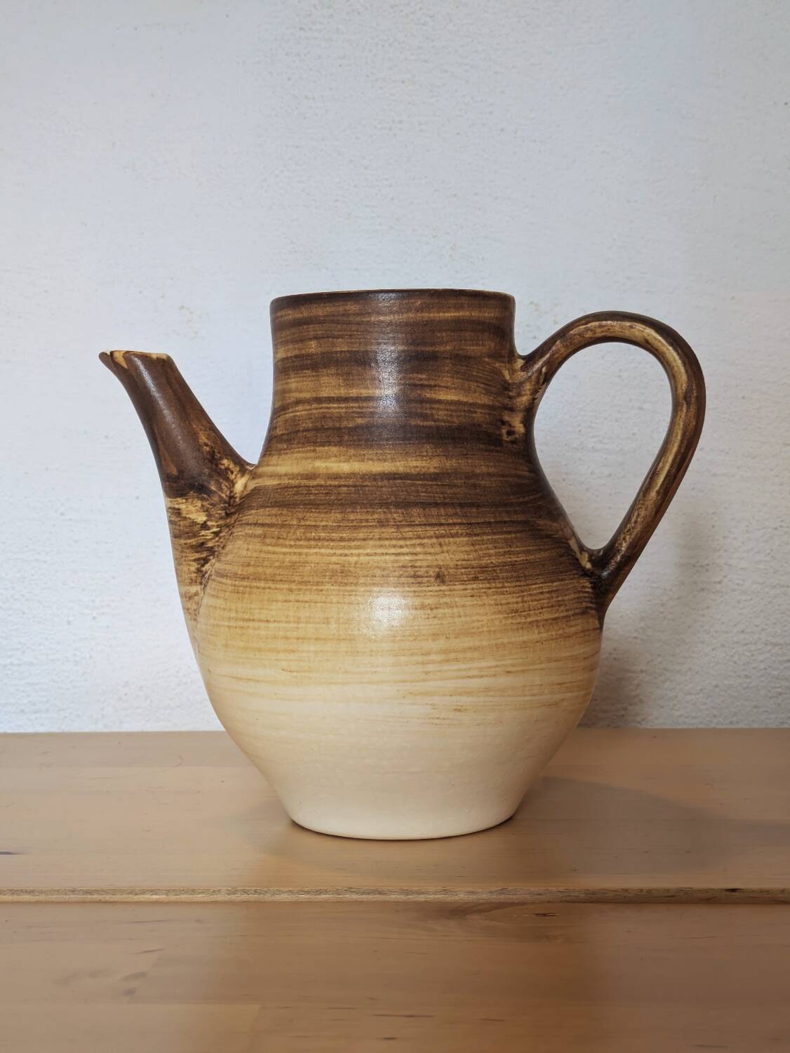 Pichet Longchamp en céramique décorée à la main