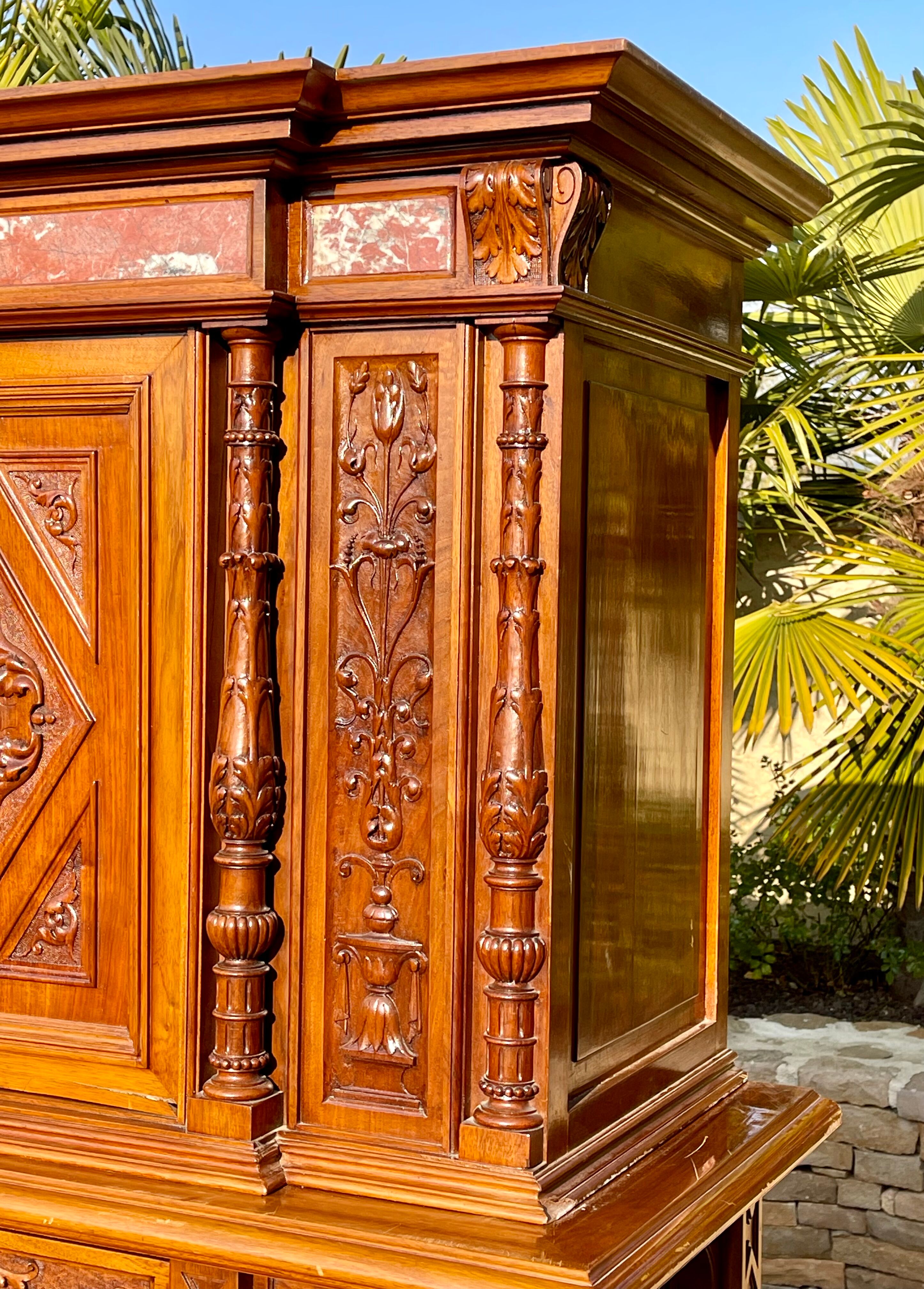 Cabinet en noyer avec incrustations de marbre style renaissance