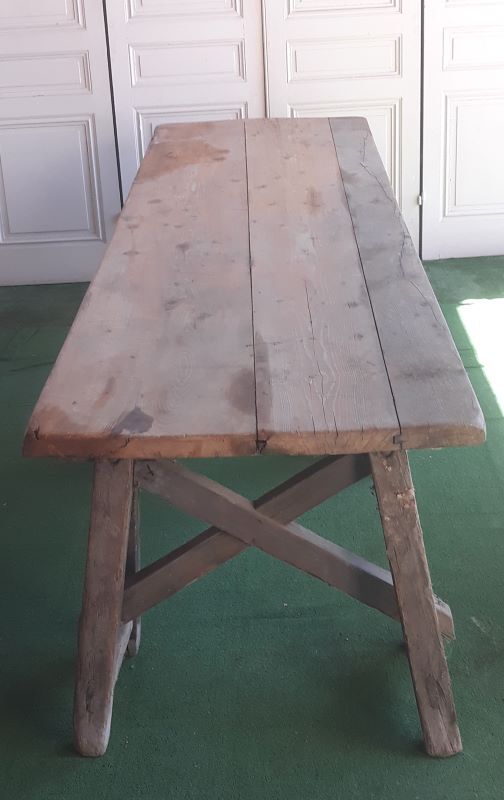 Workshop table with tray on trestles