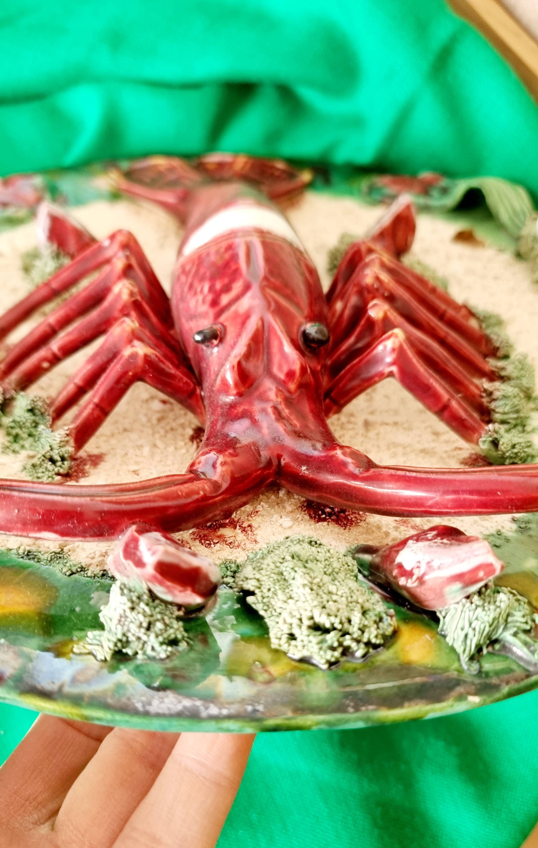 Assiette ancienne spectaculaire en céramique barbotine, ornée d'un homard