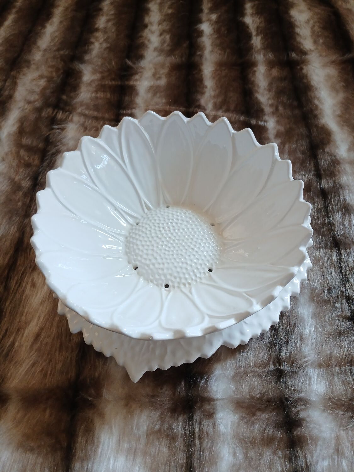 Plate + fruit drainer in earthenware