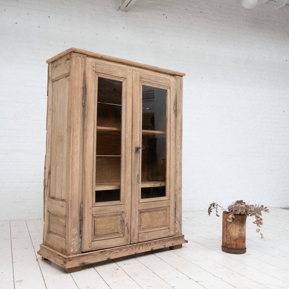 Vitrine en noyer à deux portes, 1880