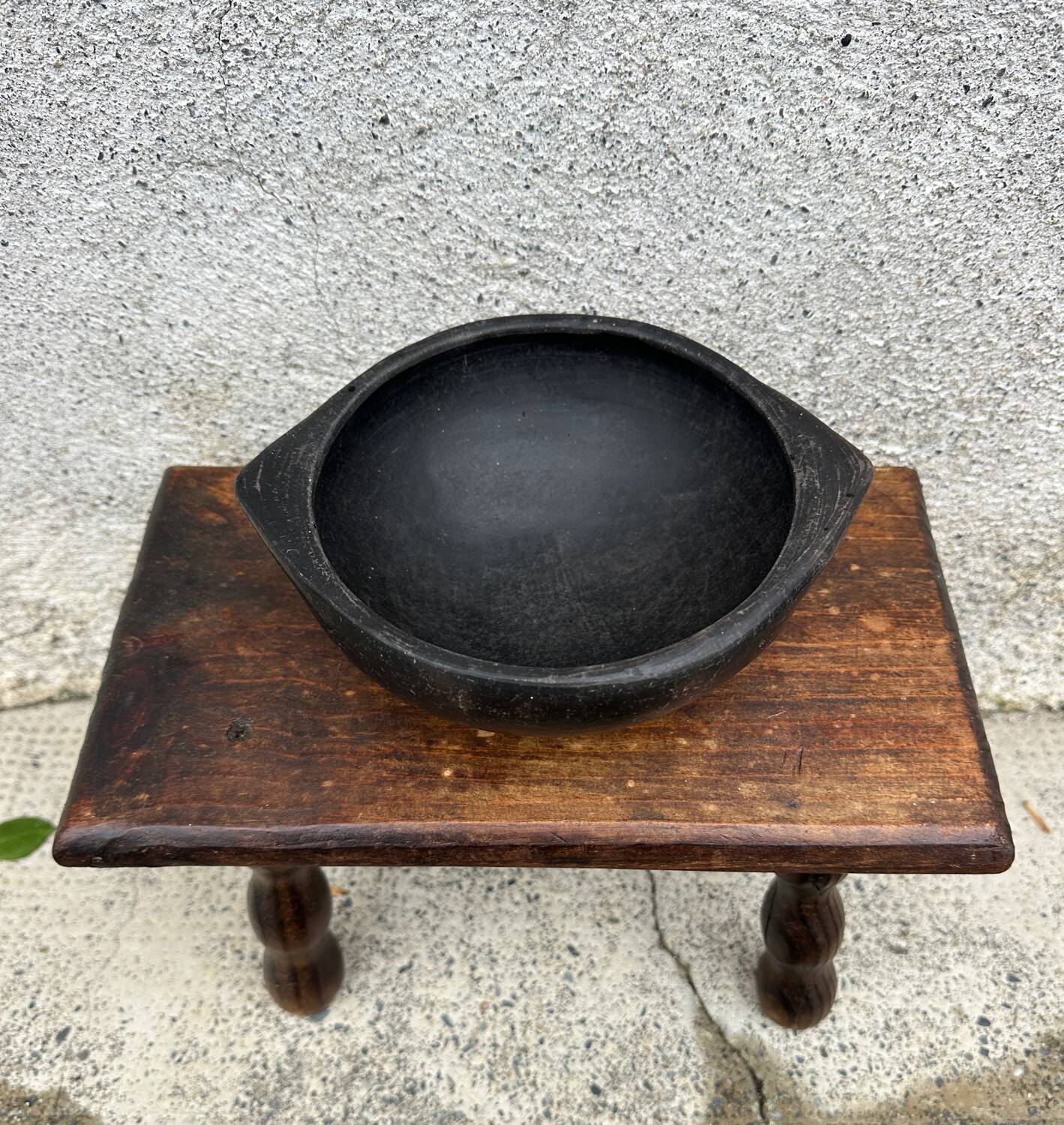 Ancient bowl, Colombian ceramic pottery La Chamba.