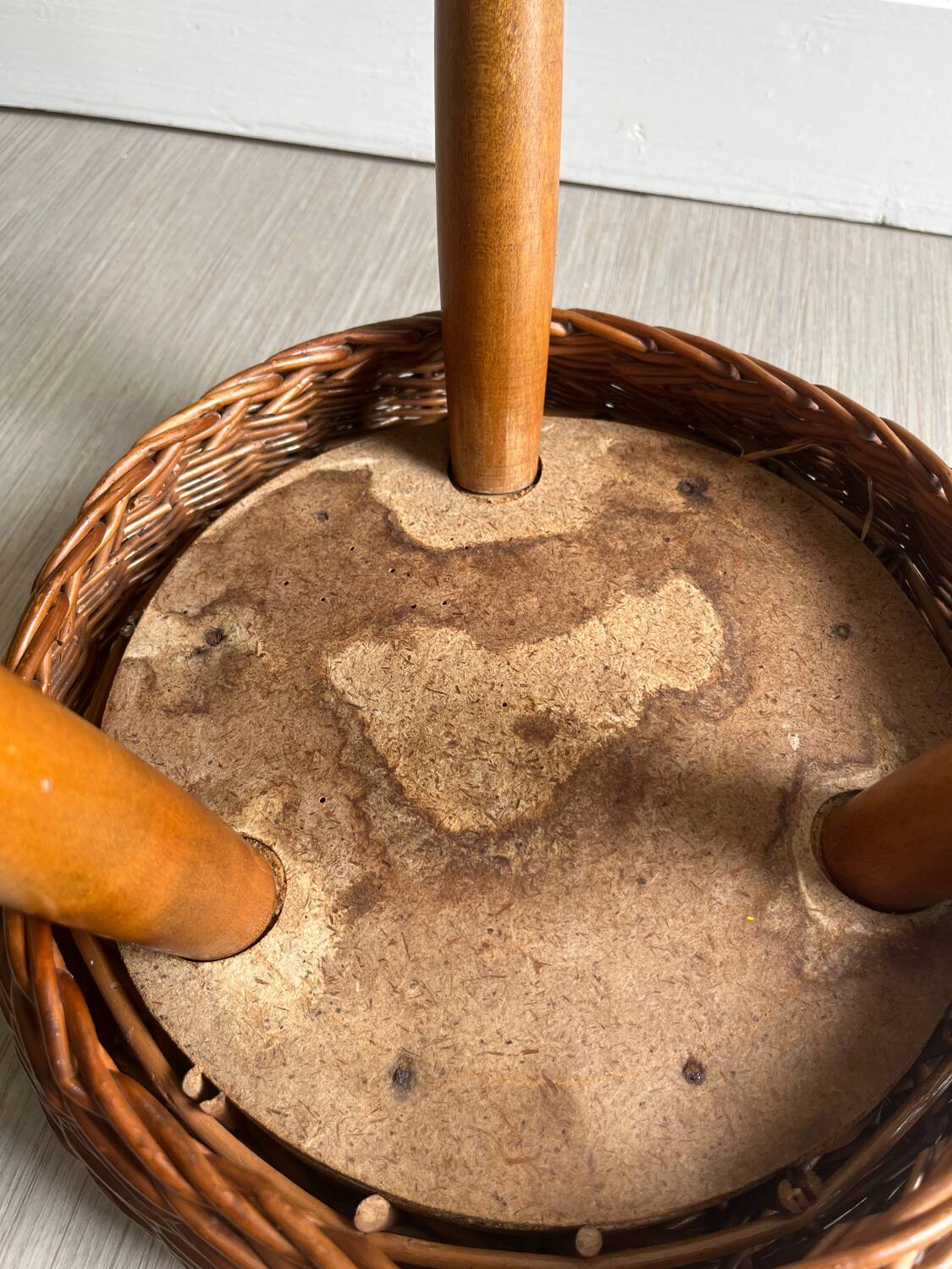 Tabouret tripode bois osier tressé