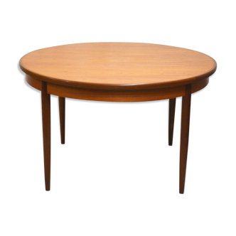 Round Scandinavian table with extension cords