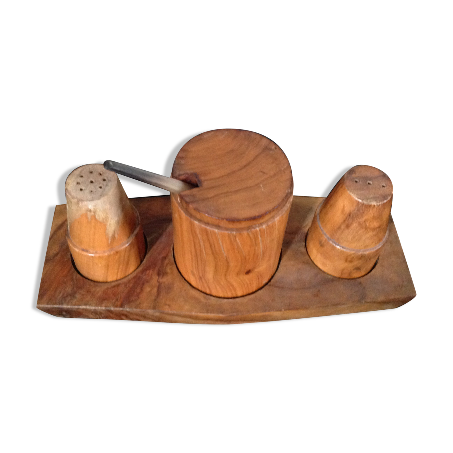 Servant salt pepper wood olivier
