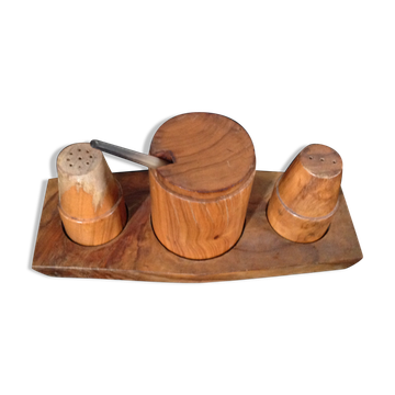 Servant salt pepper wood olivier