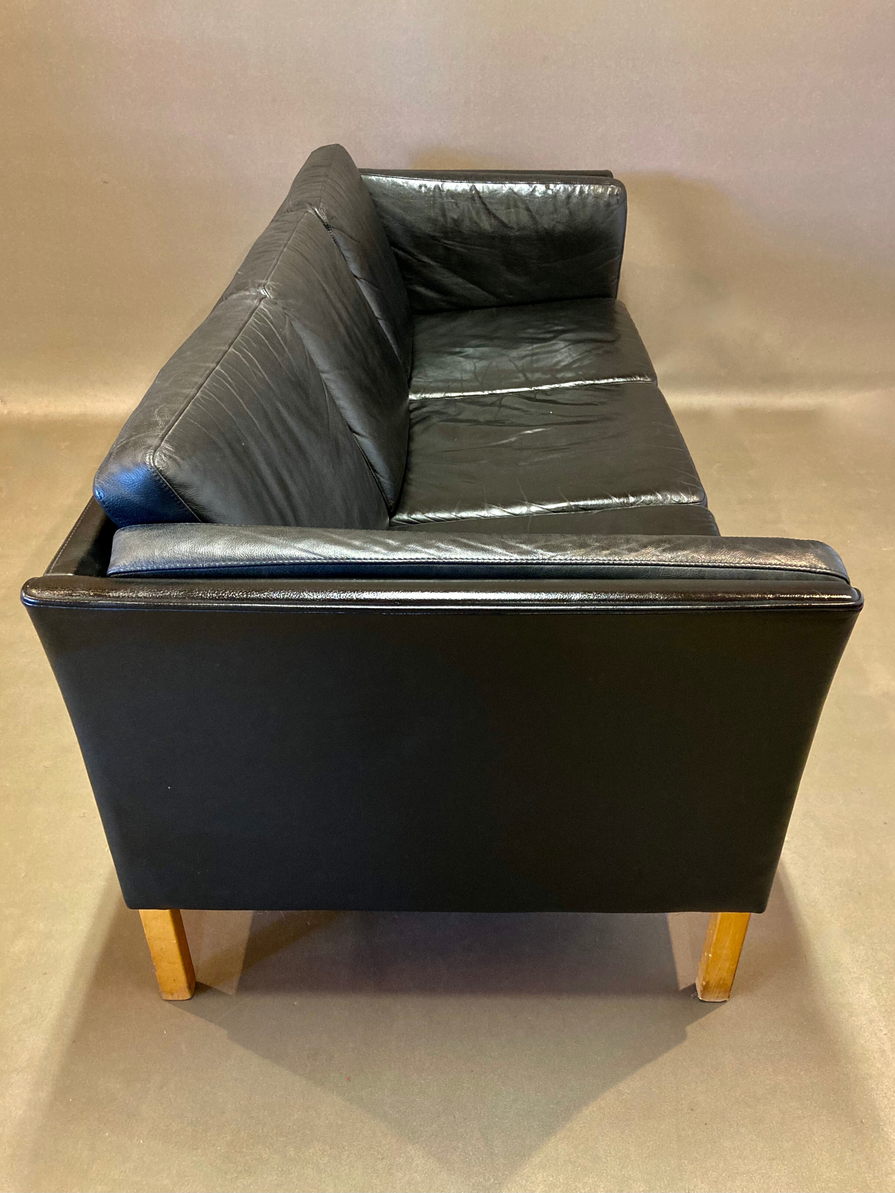 Sofa 3 places black leather Scandinavian design