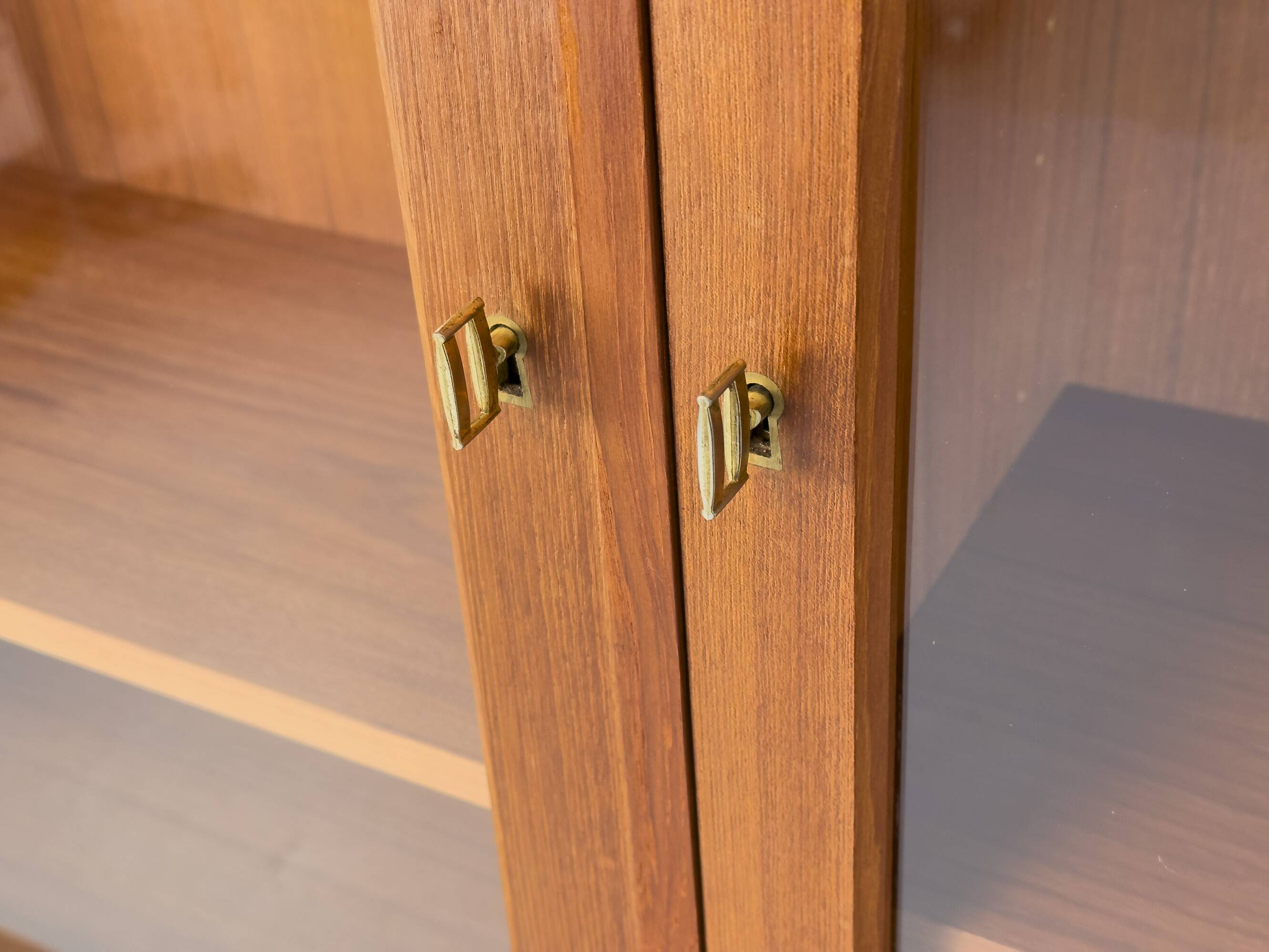 Buffet en teck avec portes en verre par Brouer Møbler, années 1960.
