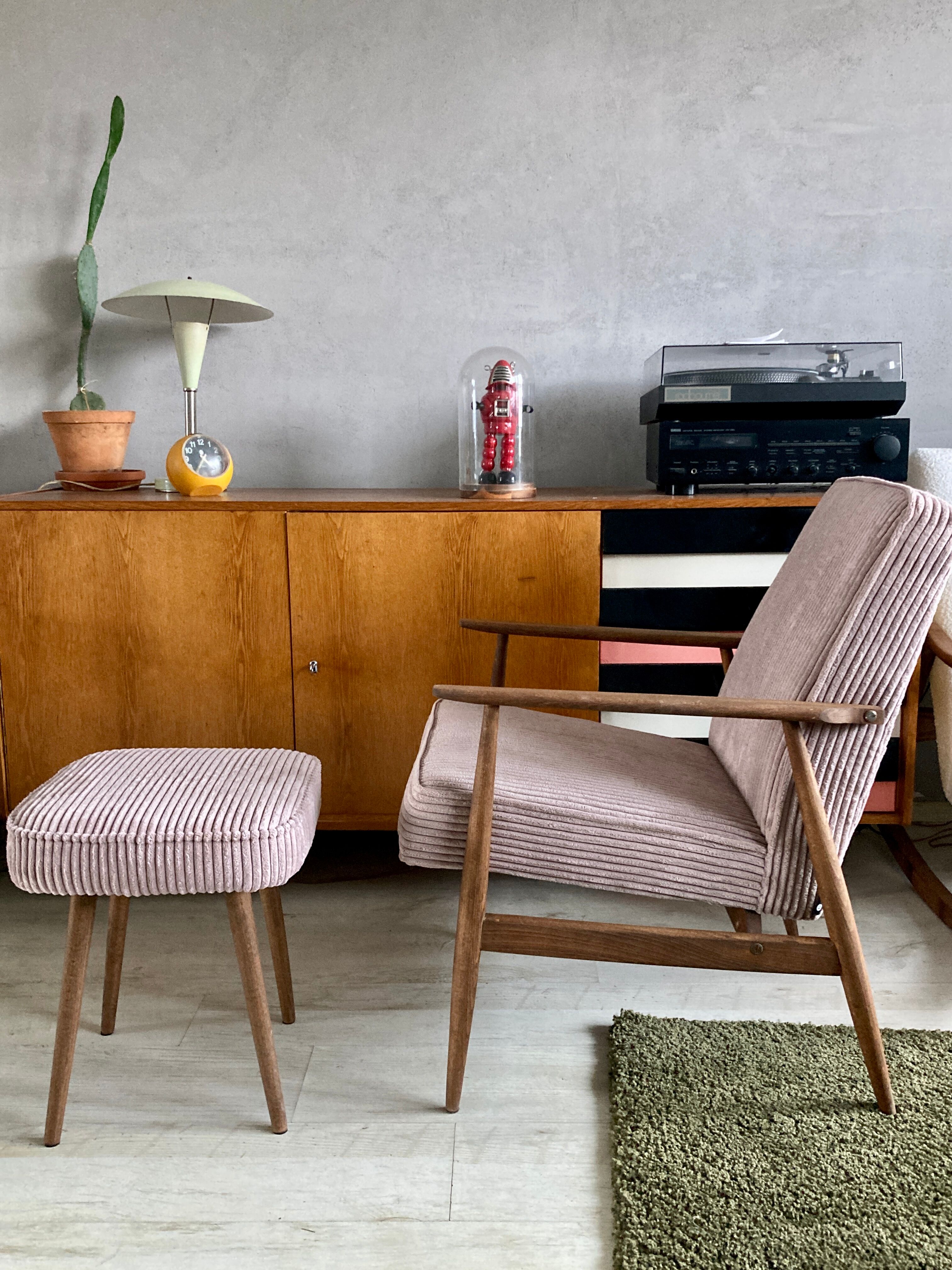 Armchair & ottoman 300-190