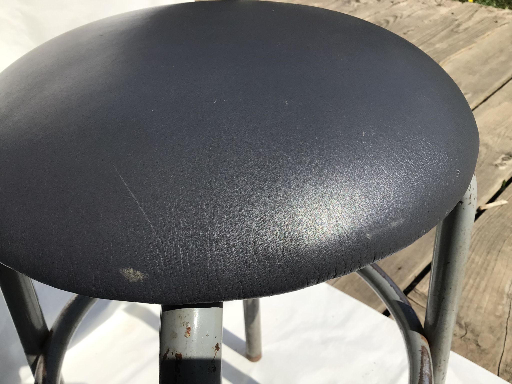 Tabouret industriel assise cuir gris foncé