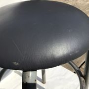 Tabouret industriel assise cuir gris foncé