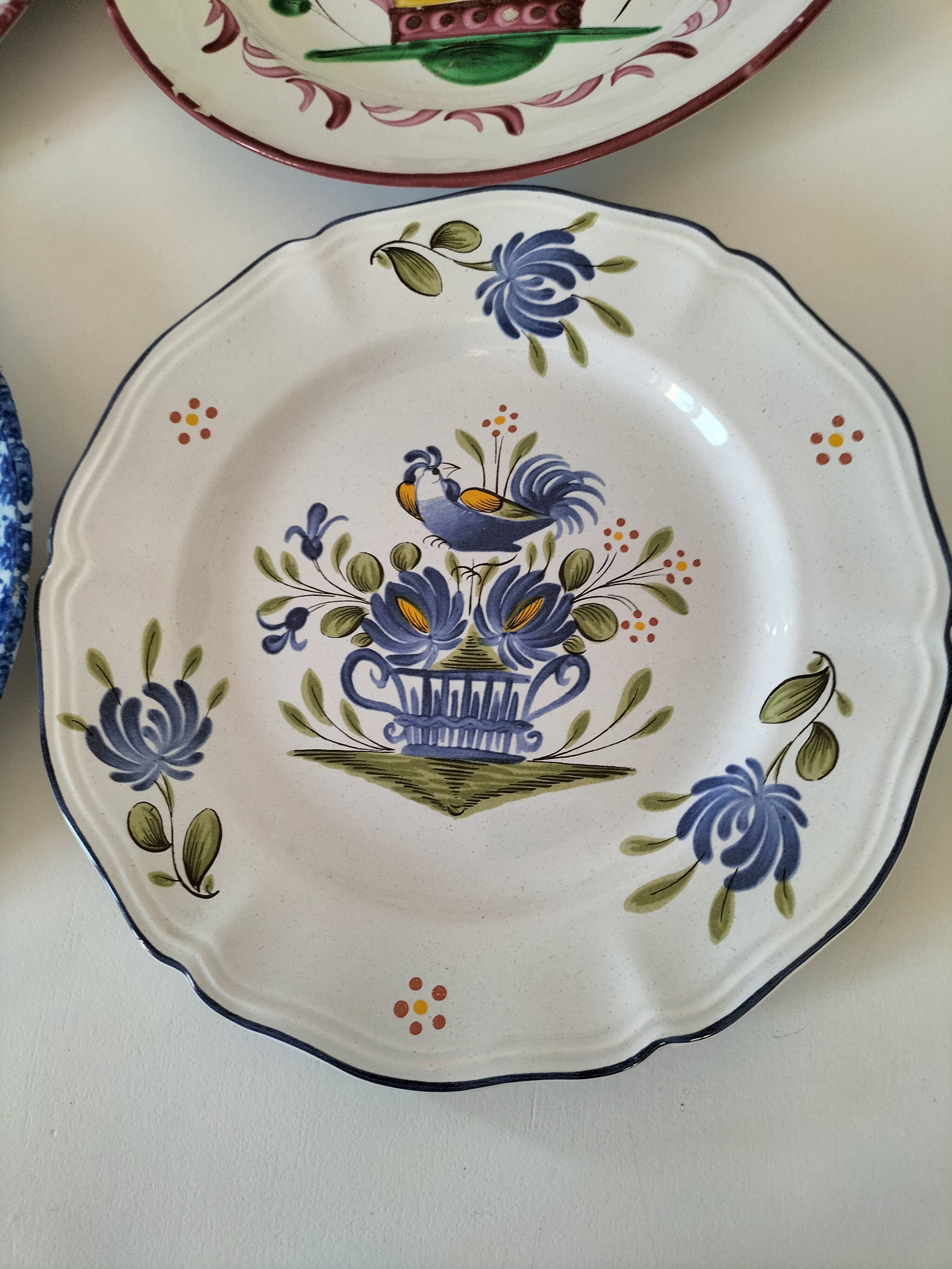 Rooster plates & baskets, earthenware in the spirit of a French bistro.