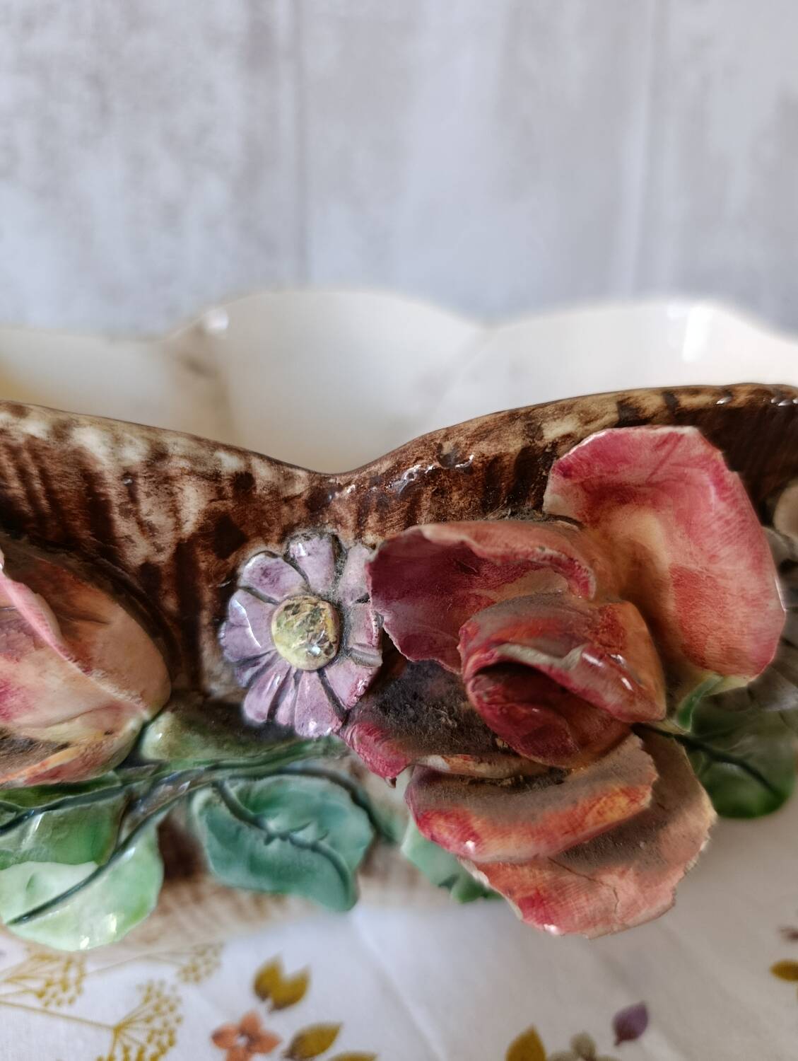 Longchamp jardinière in ironstone and Art Nouveau barbotine.