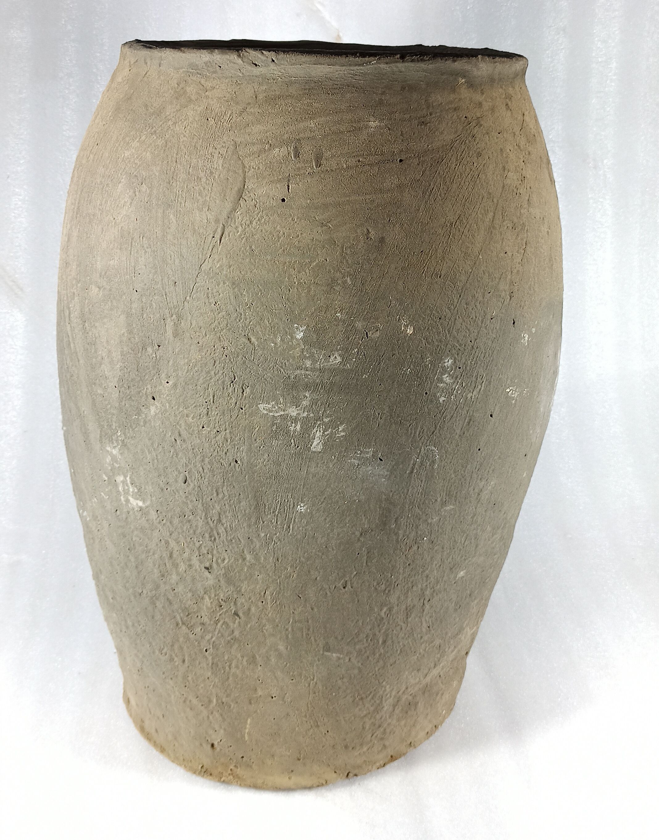 Old terracotta pot / grey jar