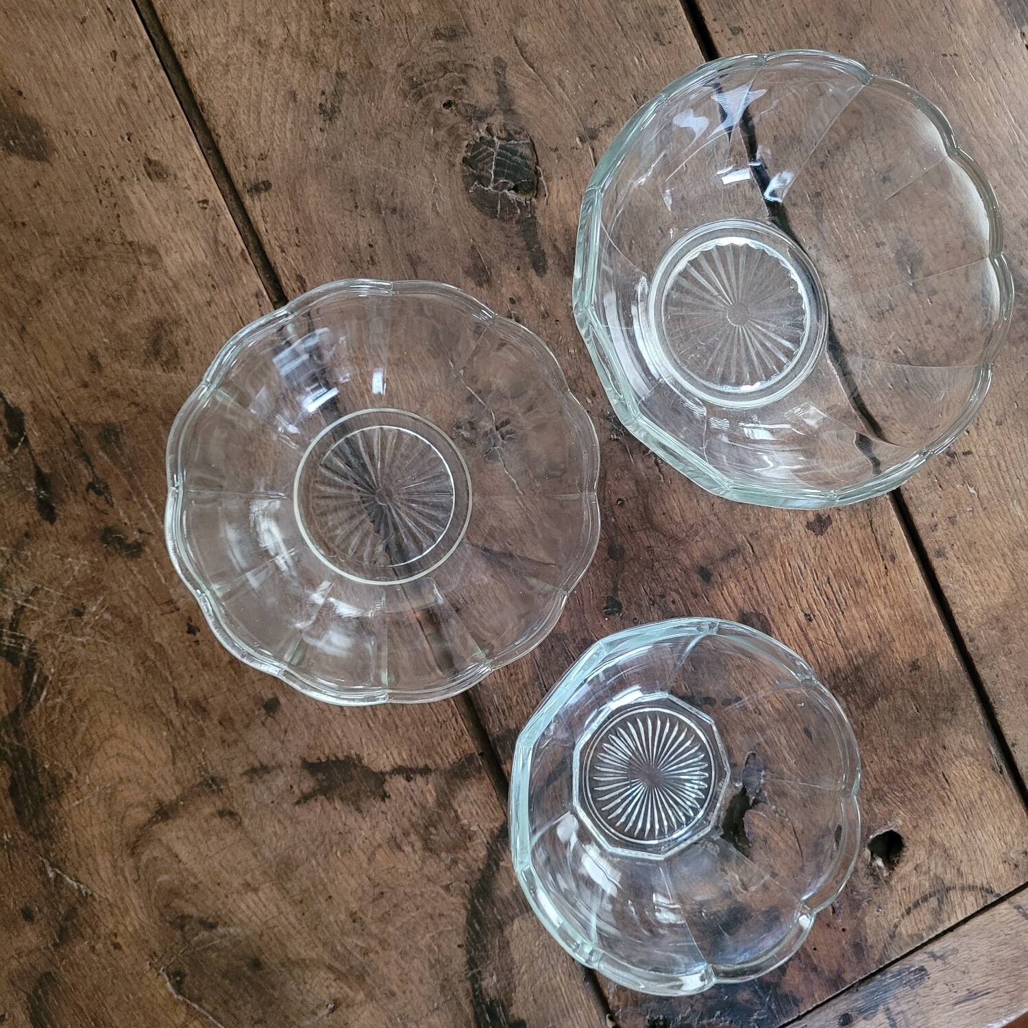 Trio of molded glass salad bowls – floral shape Ø 18/20/23 cm