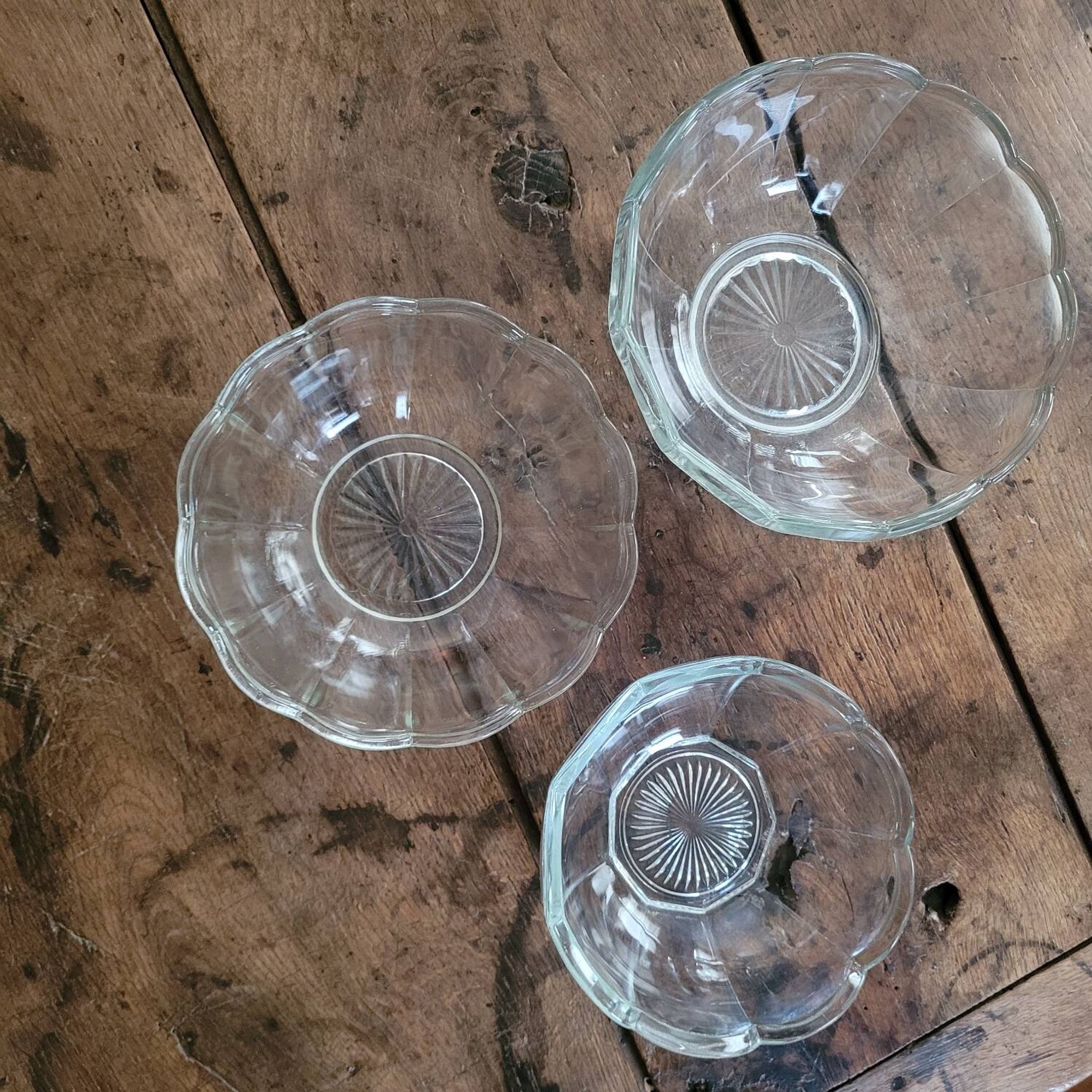 Trio of molded glass salad bowls – floral shape Ø 18/20/23 cm
