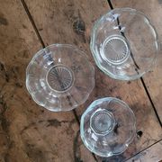 Trio of molded glass salad bowls – floral shape Ø 18/20/23 cm