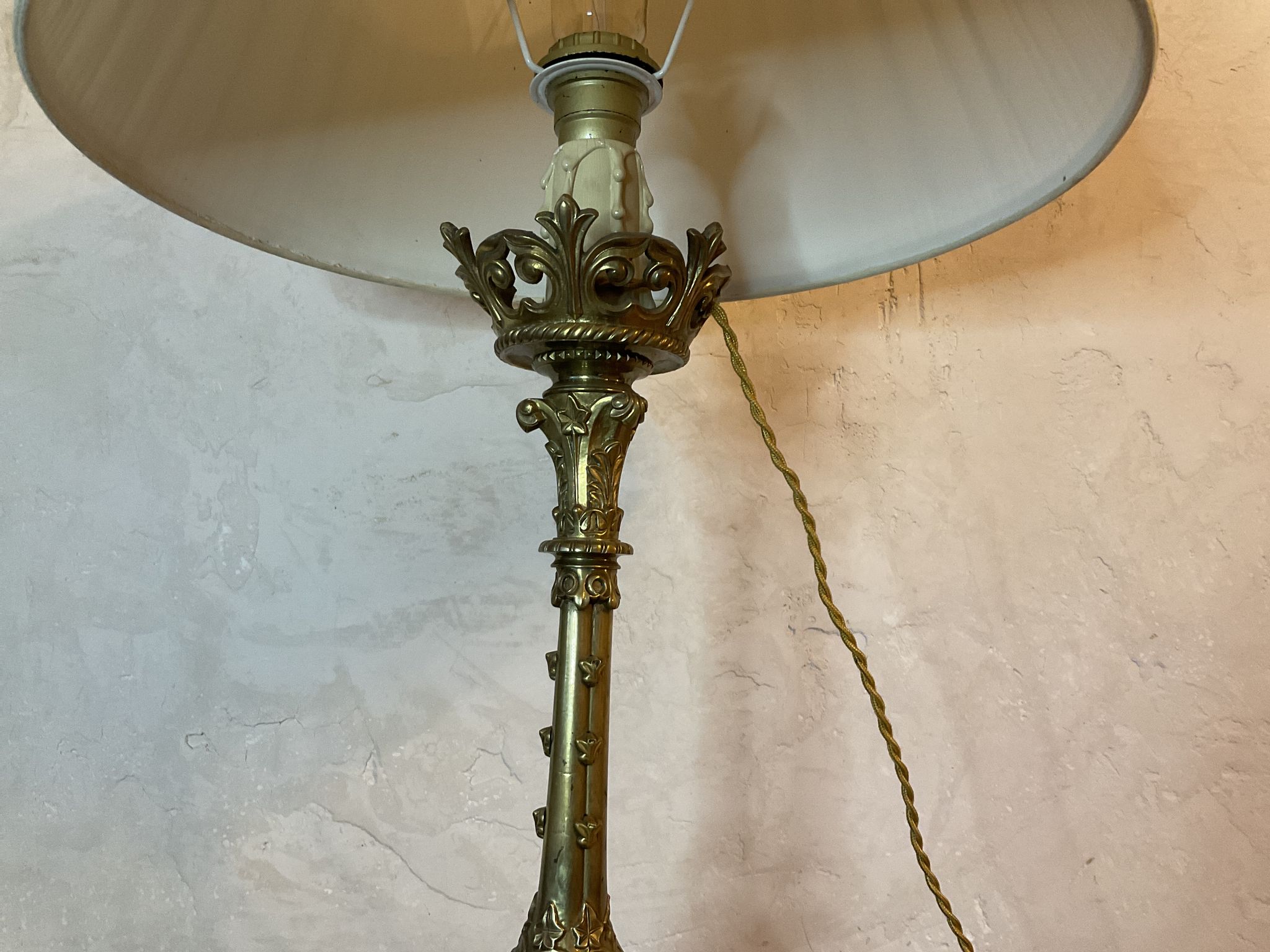 Lampe pique cierge bronze tripodes décor aigle