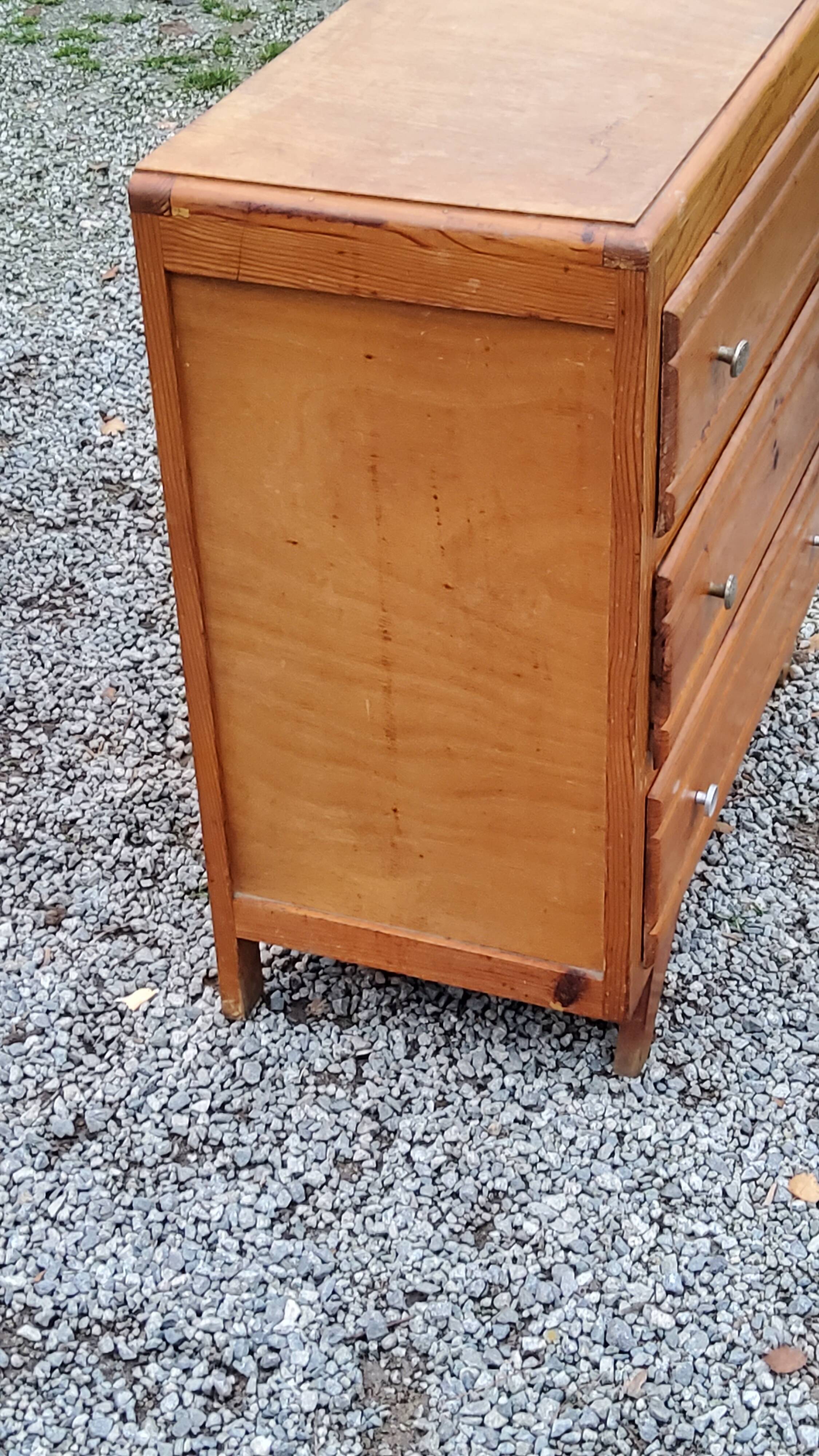 Vintage chest of drawers from the 50s with compass feet and 3 drawers