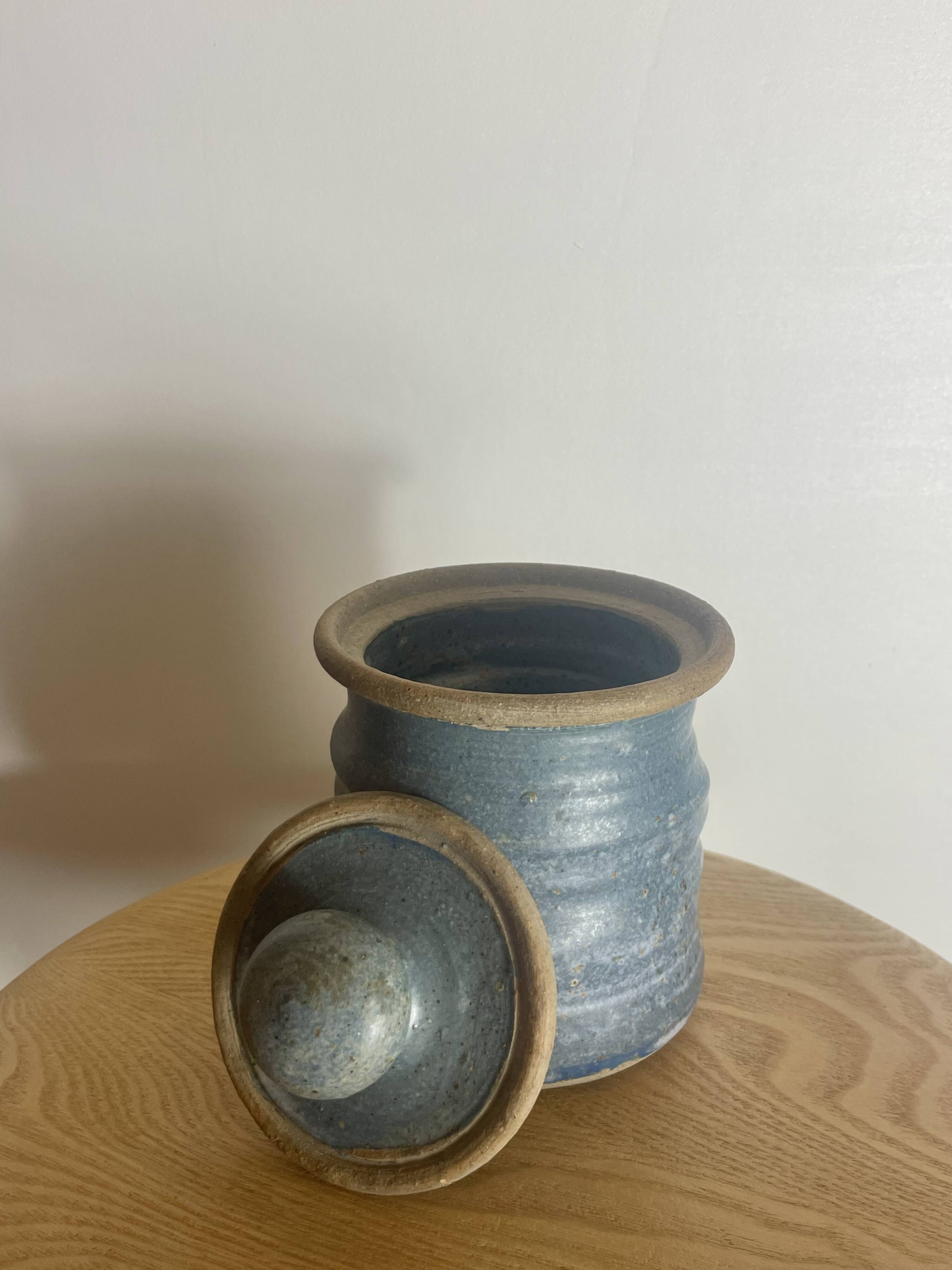 Ceramic pot with movement