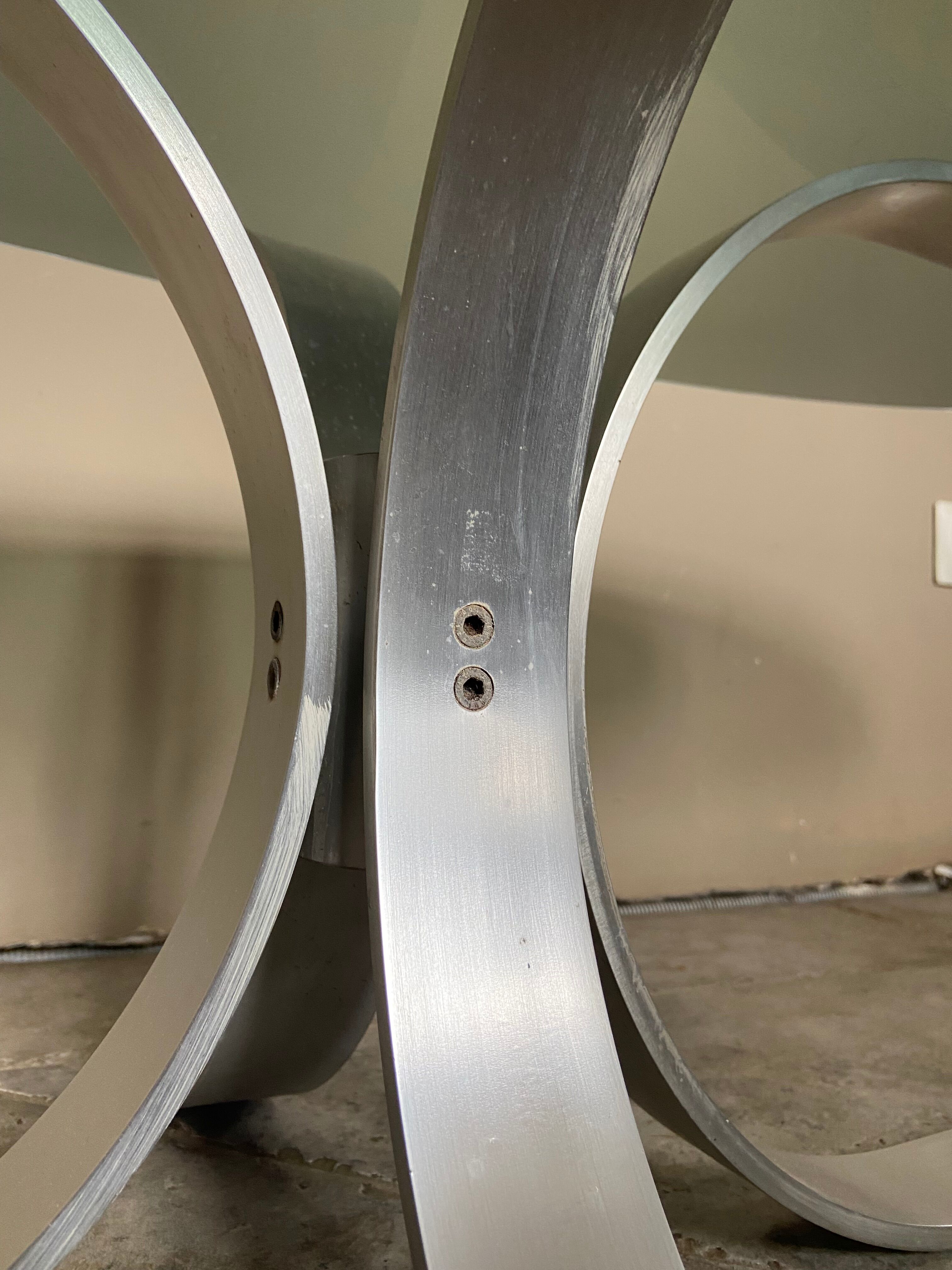 Table basse années 70 pied tulipe aluminium et verre fumé