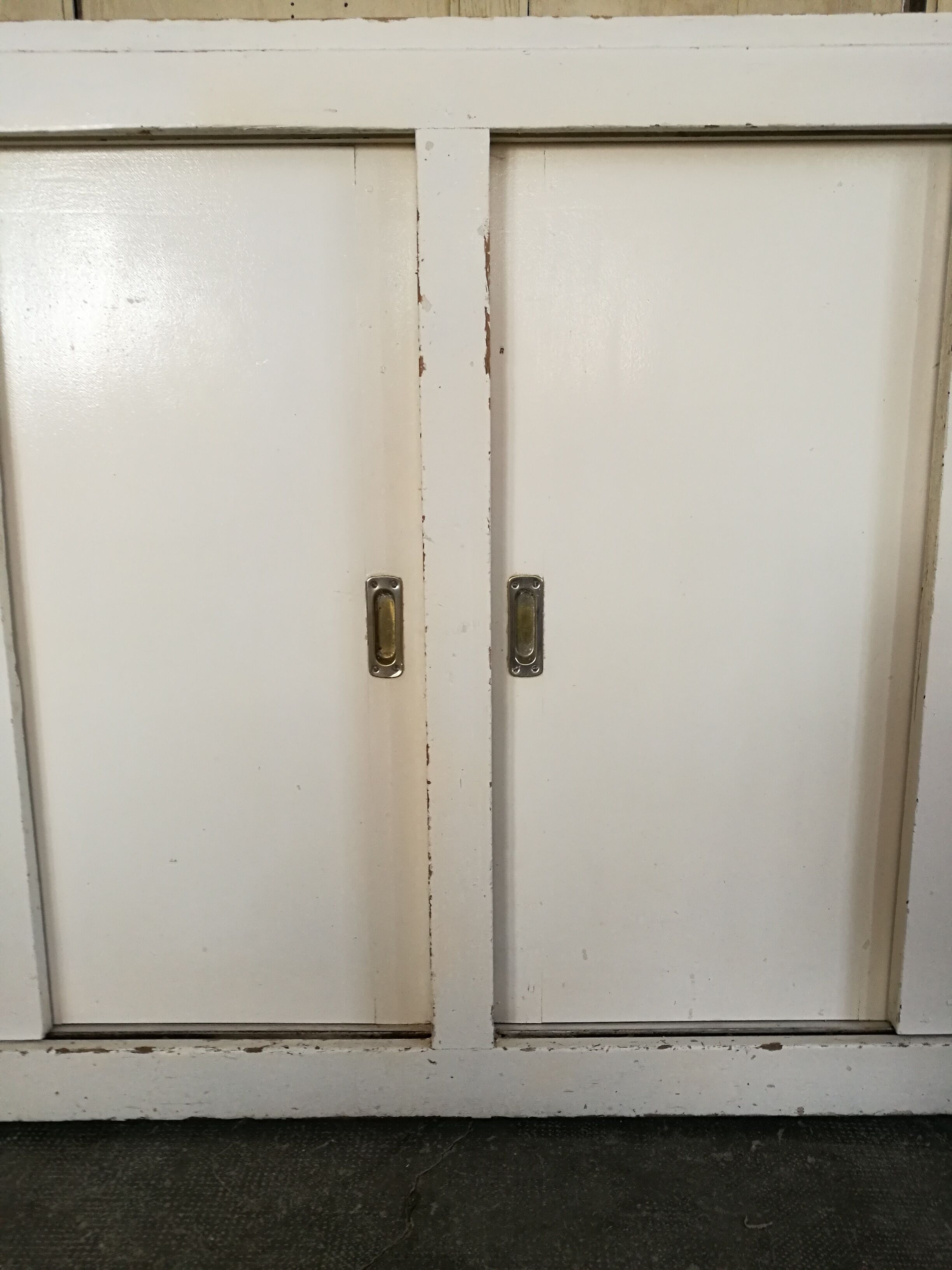 Buffet sliding doors