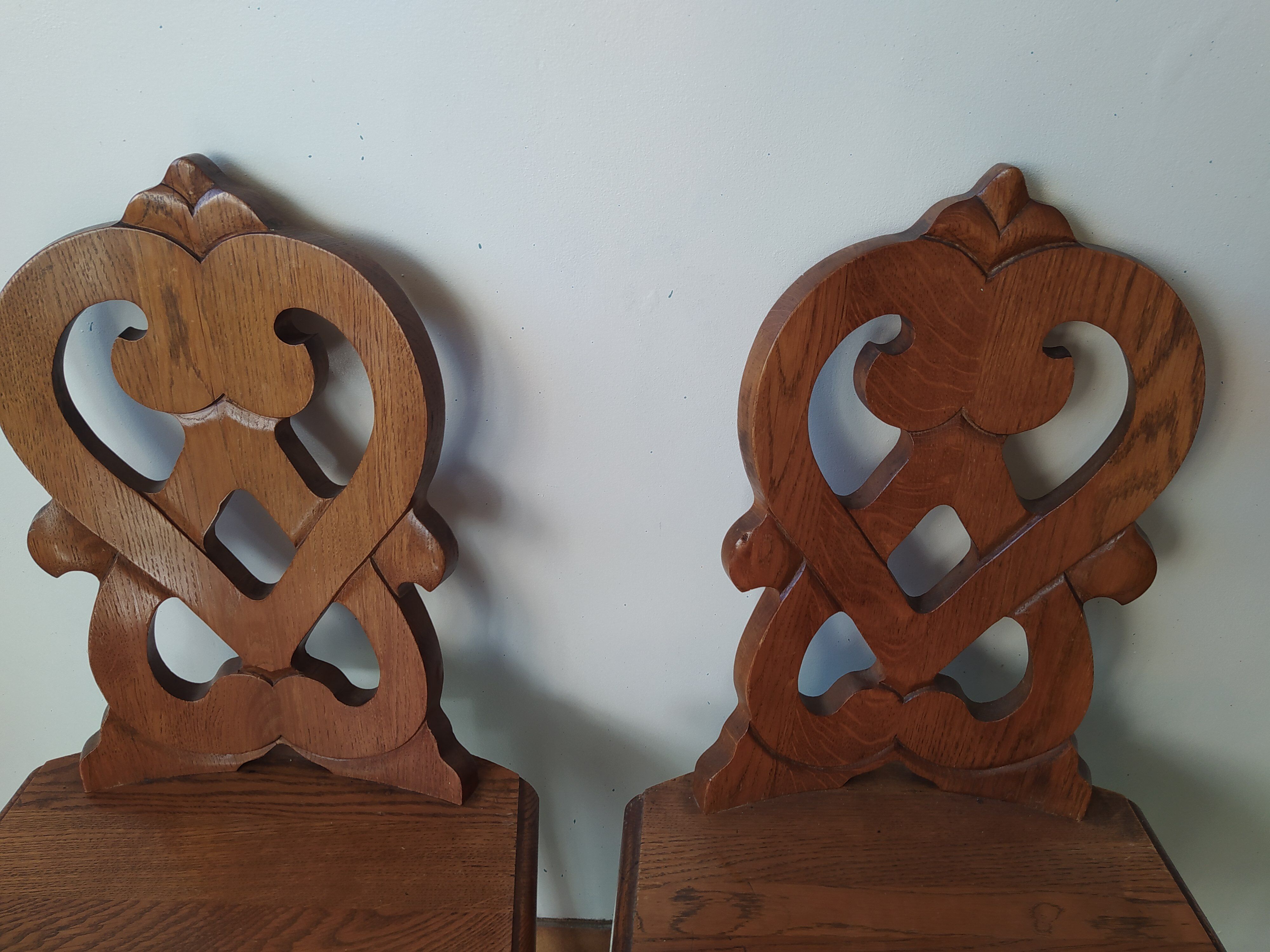 Paire de chaises de montagne savoyarde chalet en bois sculpté
