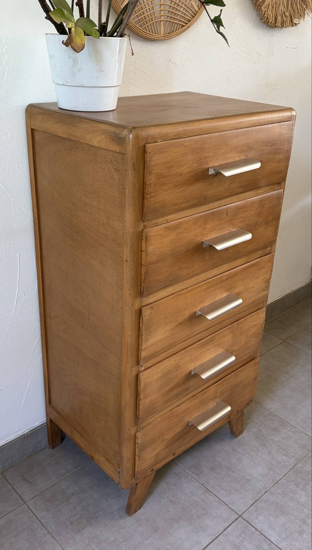Vintage chest of drawers/commode from the 1960s.