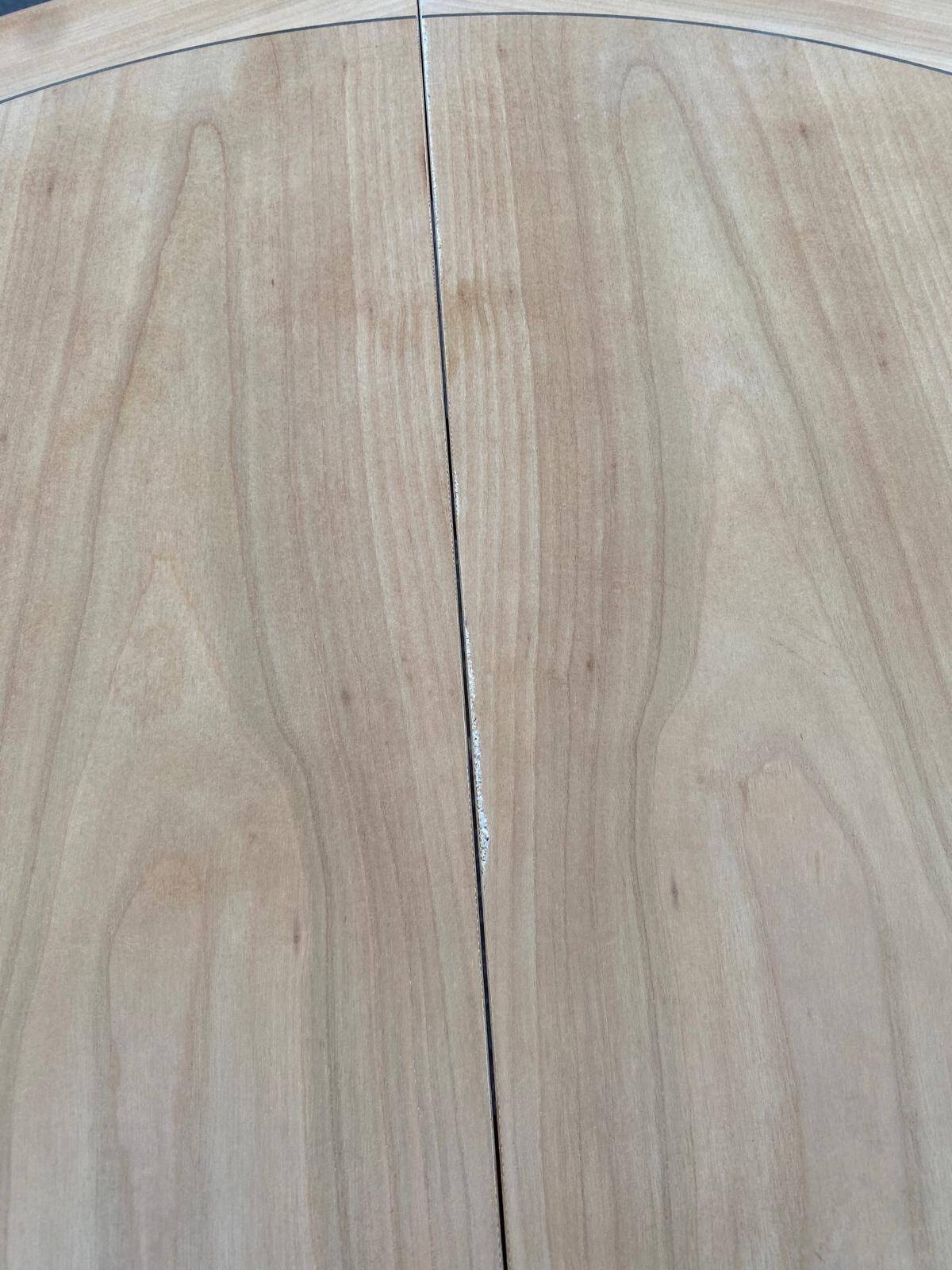 Table ronde extensible style Directoire rénovée en bois clair  avec 2 rallo