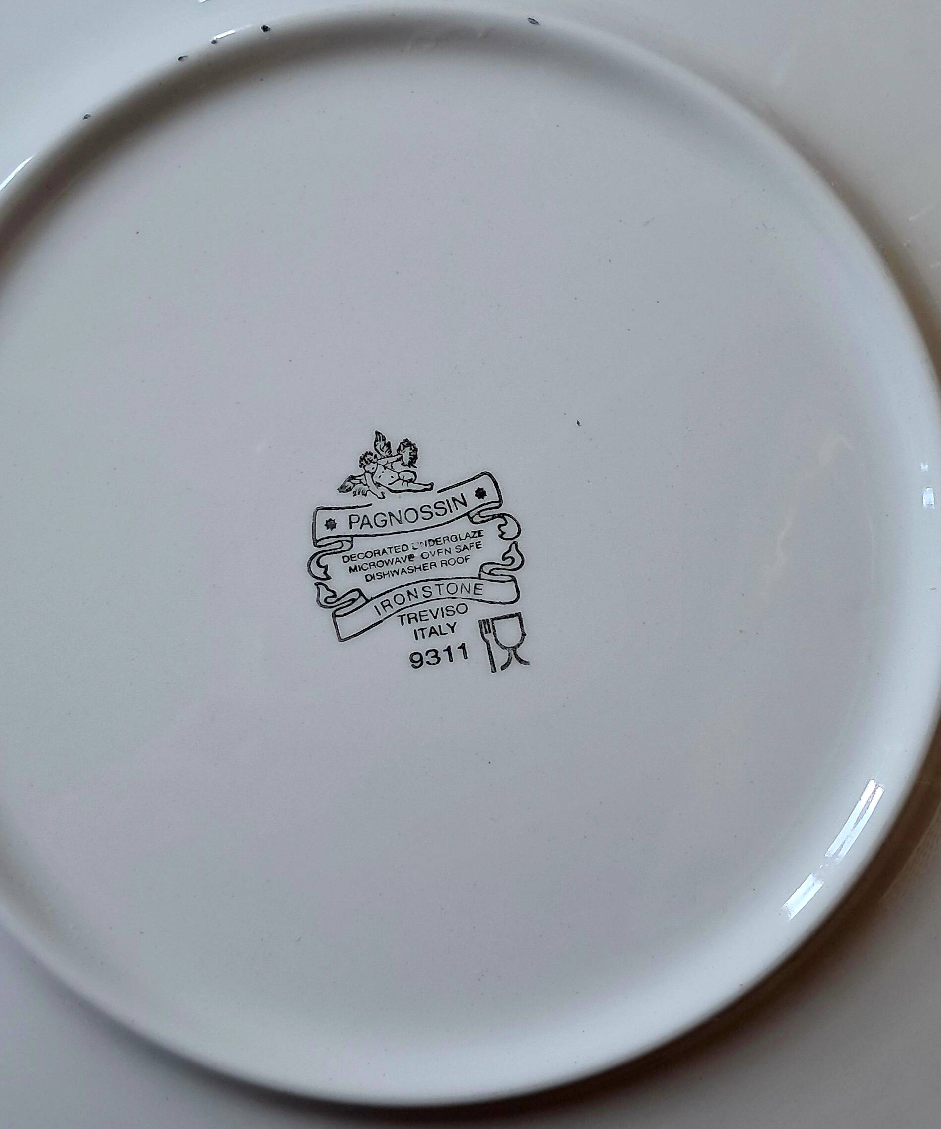 Four Pagnossin dinner plates. Italy