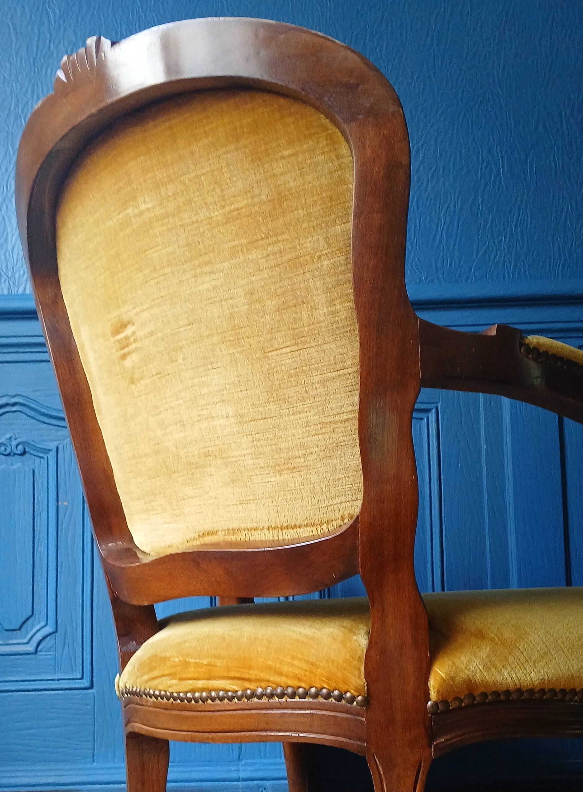 Velvet cabriolet armchair with decorative copper studs.