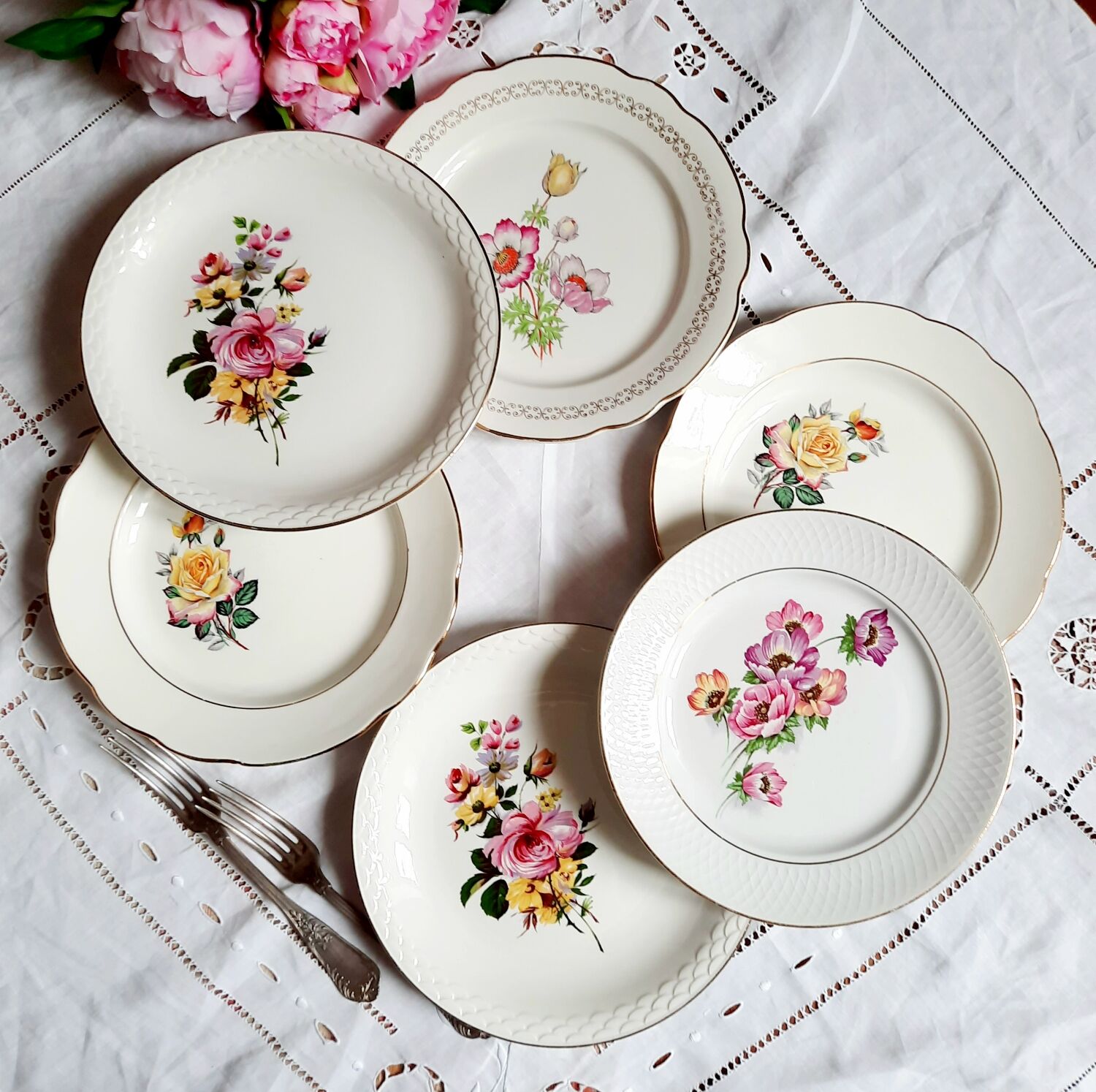 Flat plates mismatched in golden edges