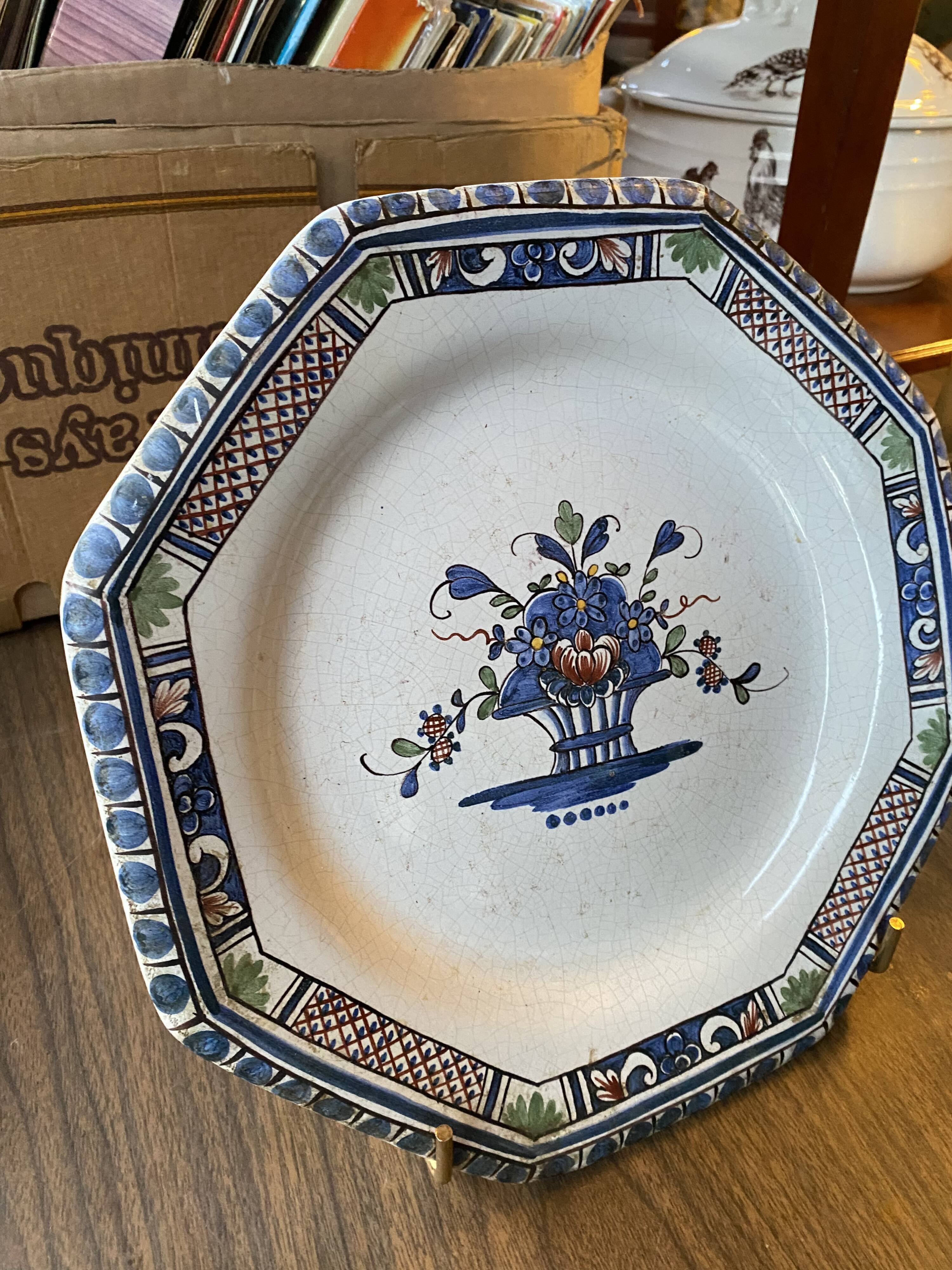 Plat en faïence