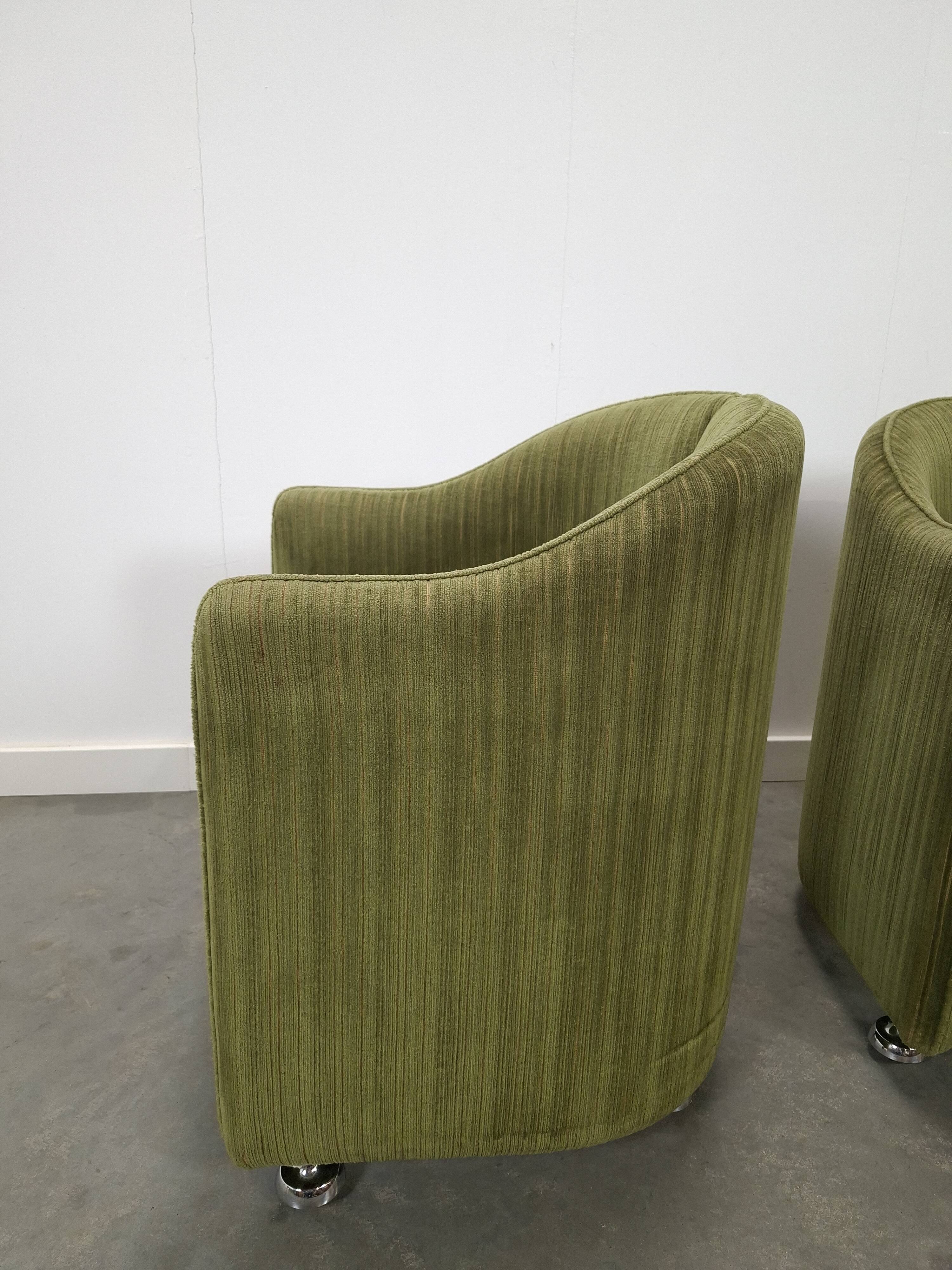 Chaises de cocktail vertes avec des roues chromées.