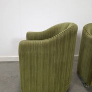 Chaises de cocktail vertes avec des roues chromées.