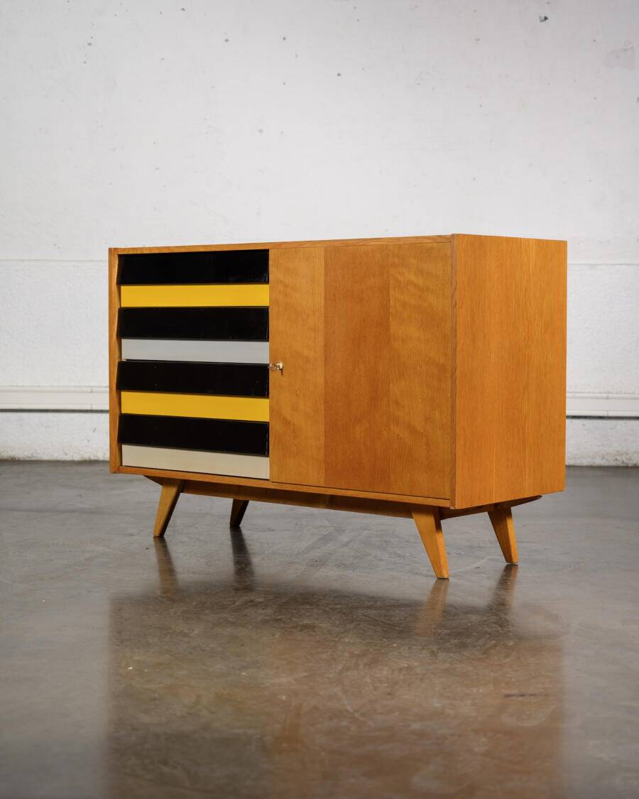 Buffet Jiri Jiroutek tiroirs jaunes