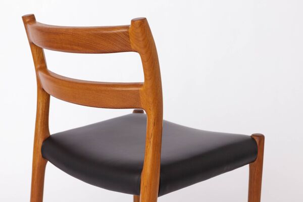 Ensemble de 5 chaises Niels Otto Møller modèle 84 – Chaise de salle à manger danoise en teck et cuir