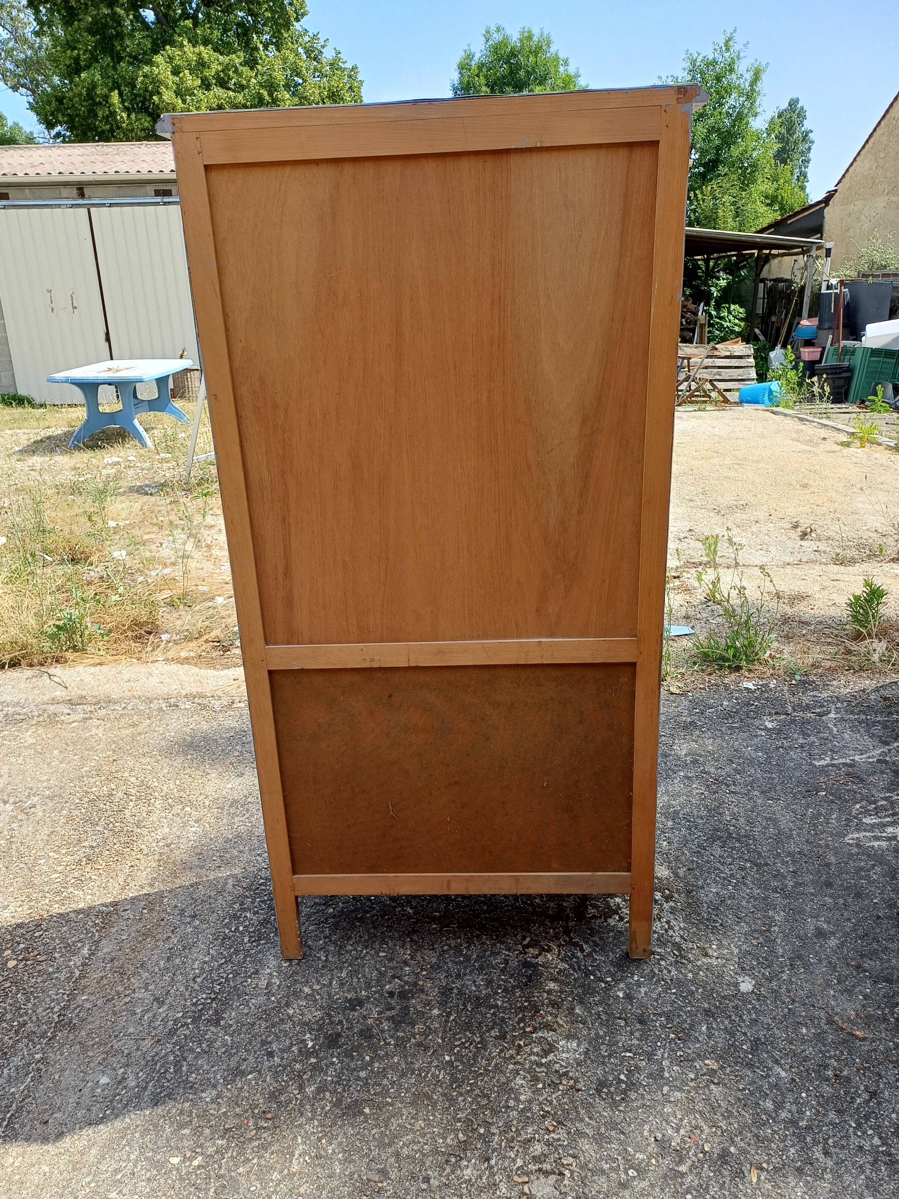 Armoire bibliothèque cérusée et grillagée
