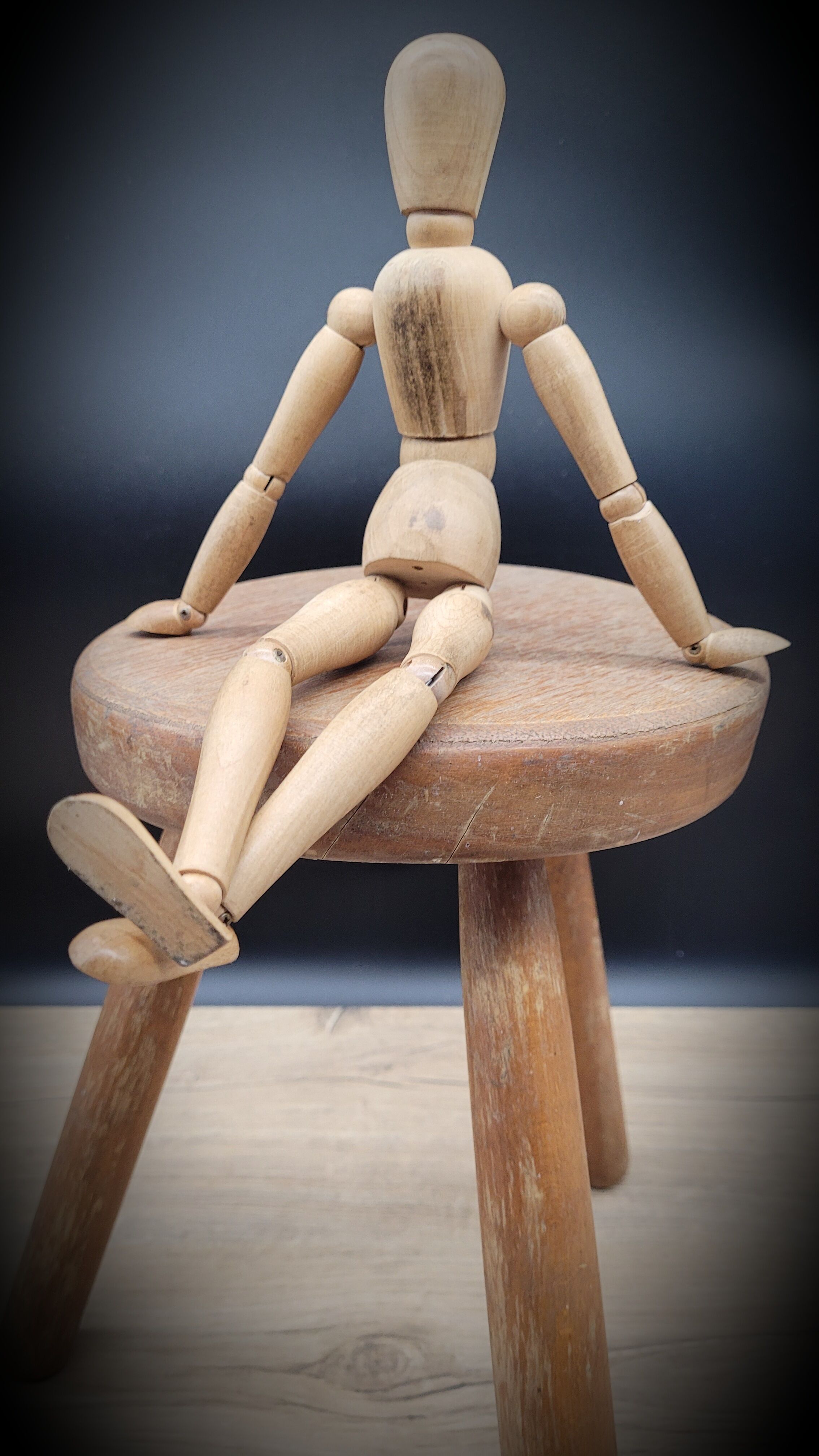 Cowherd stool tripod round solid wood